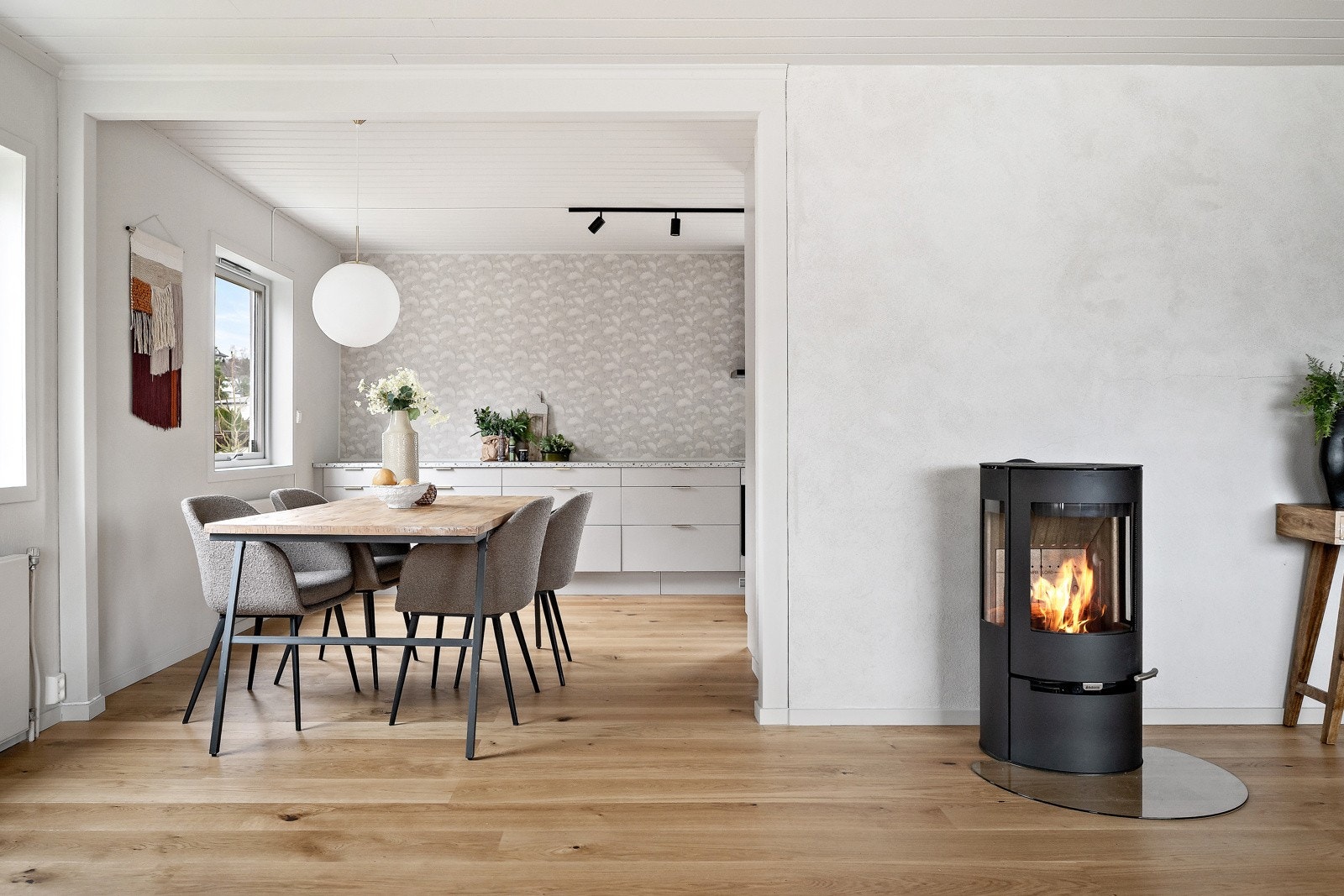 Kjøkkenet ligger i åpen løsning til stuen, og likevel i egen sone. Galleribilde