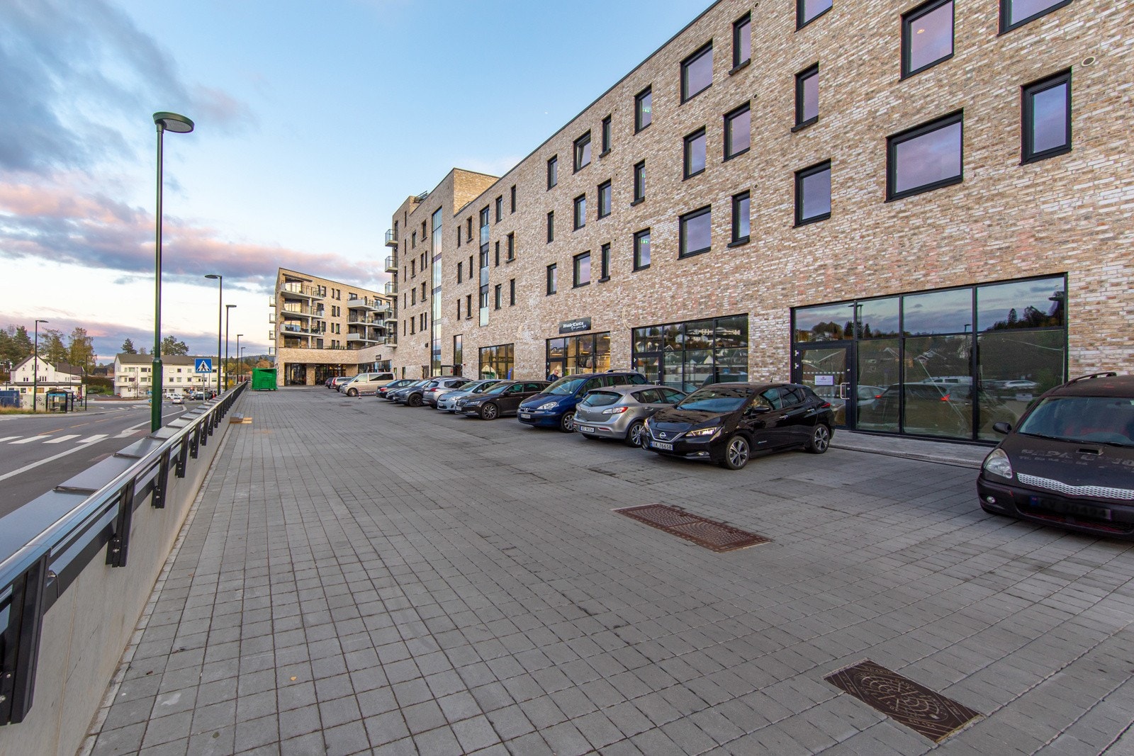 Fjellhamar Torg byr bla. på dagligvarebutikk, apotek og spisested. Galleribilde