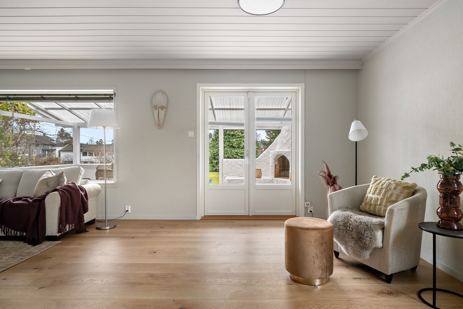 Fra stuen er det utgang til lun terrasse med port videre ned til hagen. Galleribilde