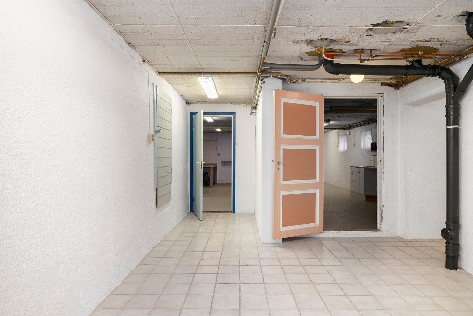 Underetasjen har også egen inngang fra baksiden av huset. Galleribilde