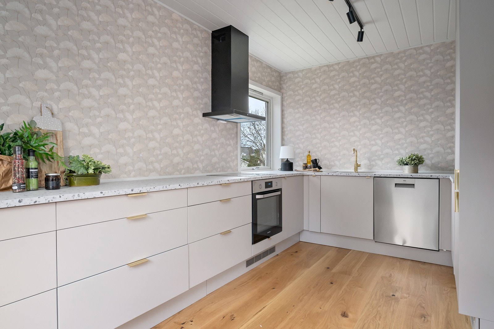 Rålekkert kjøkken fra 2025 i tidsriktig fargepalett, med integrerte hvitevarer. Galleribilde