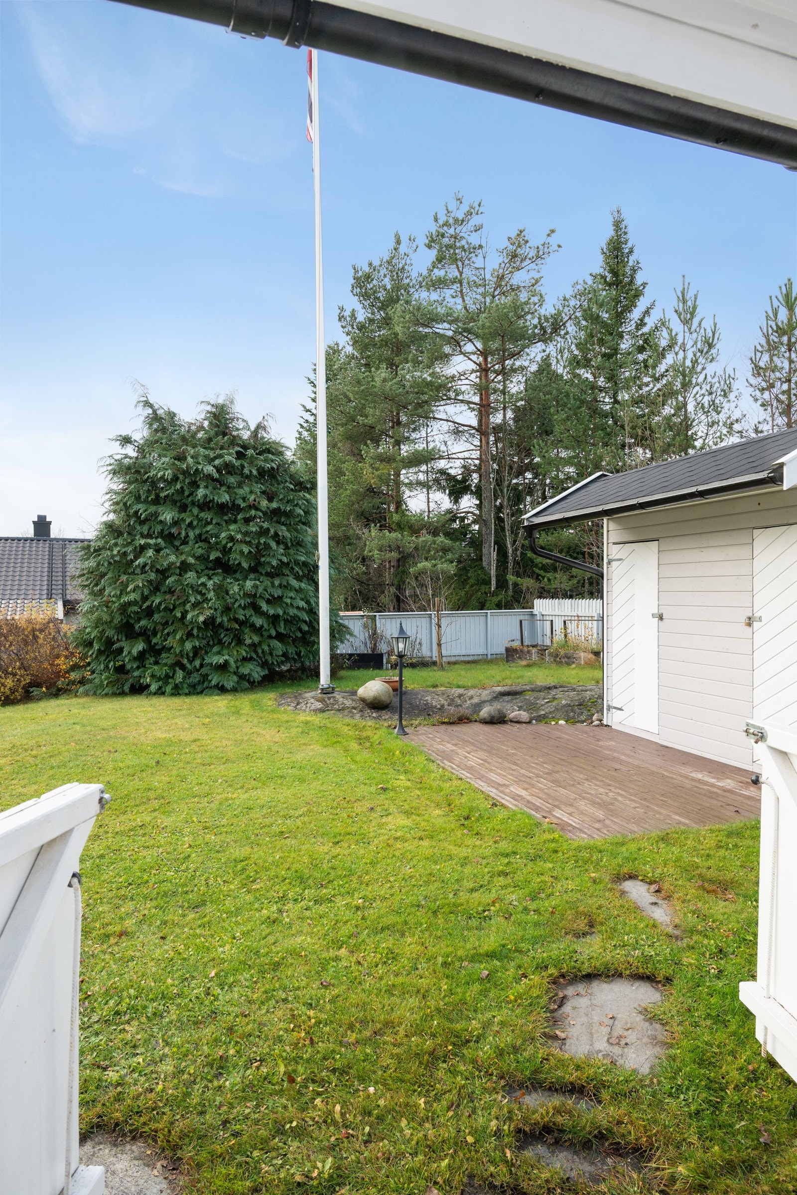 Fra terrassen kommer du direkte ned til hagen. Galleribilde