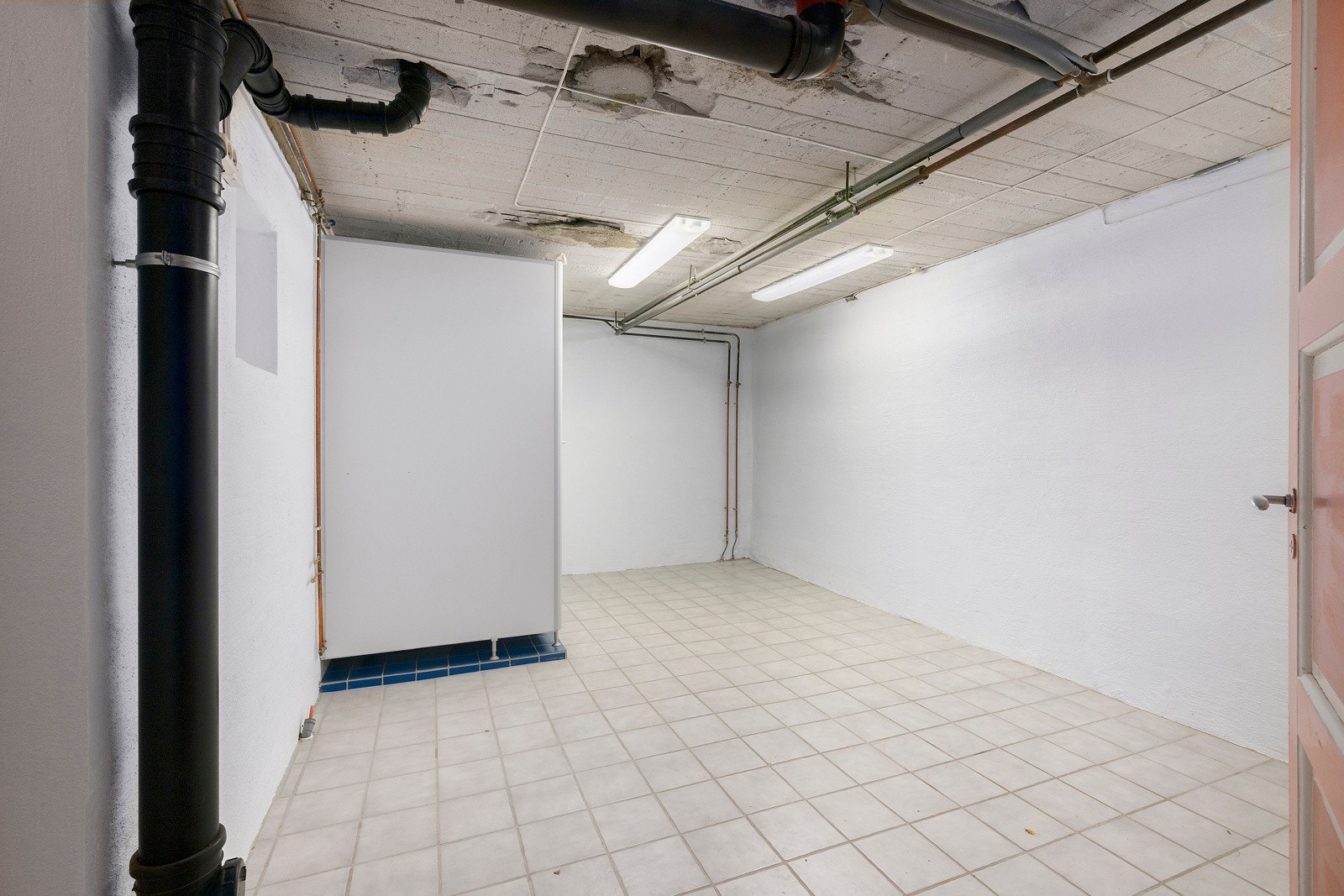 Bod med dusj og wc i egne avlukker. Galleribilde