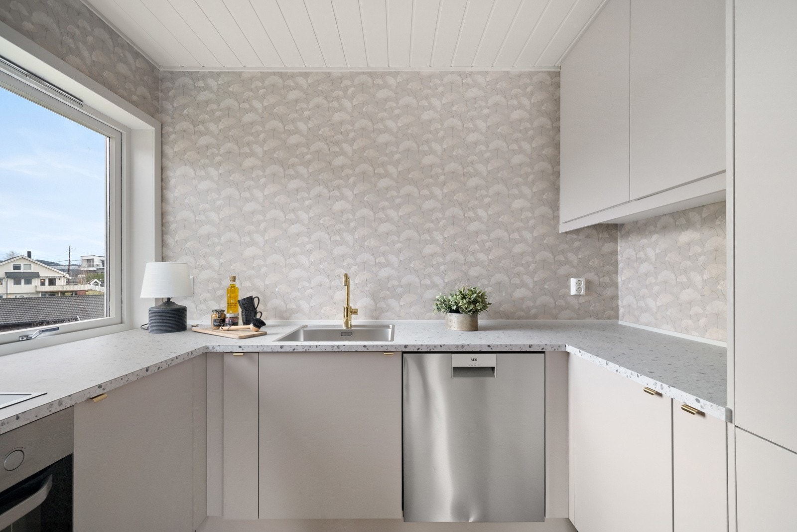 Godt arbeidslys og fin utsyn til matlagingen. Galleribilde