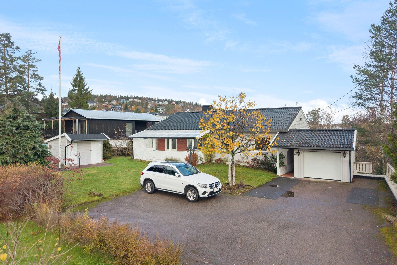 God plass til parkering av flere biler på stor gårdsplass og i garasje. Galleribilde