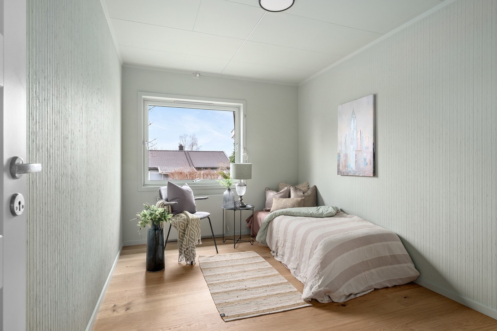 Alle soverommene har plass til seng og skap. Galleribilde