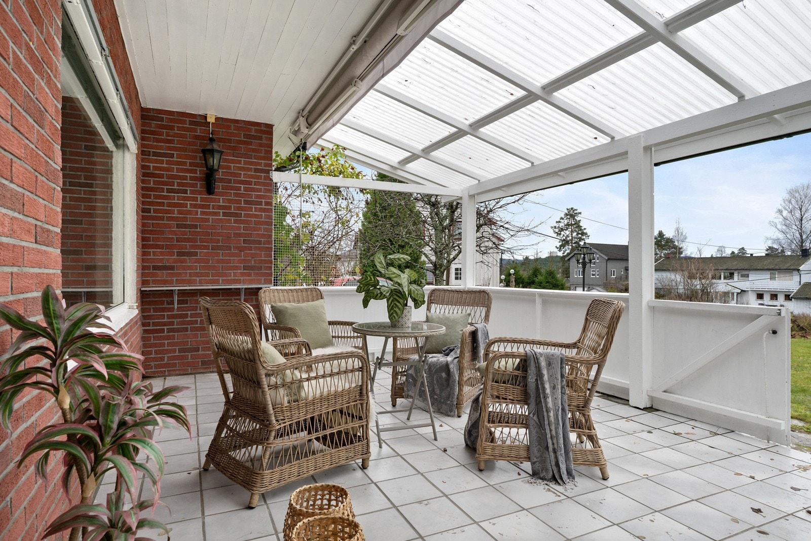 Terrassen er overbygd og har steinlagt gulv. Galleribilde