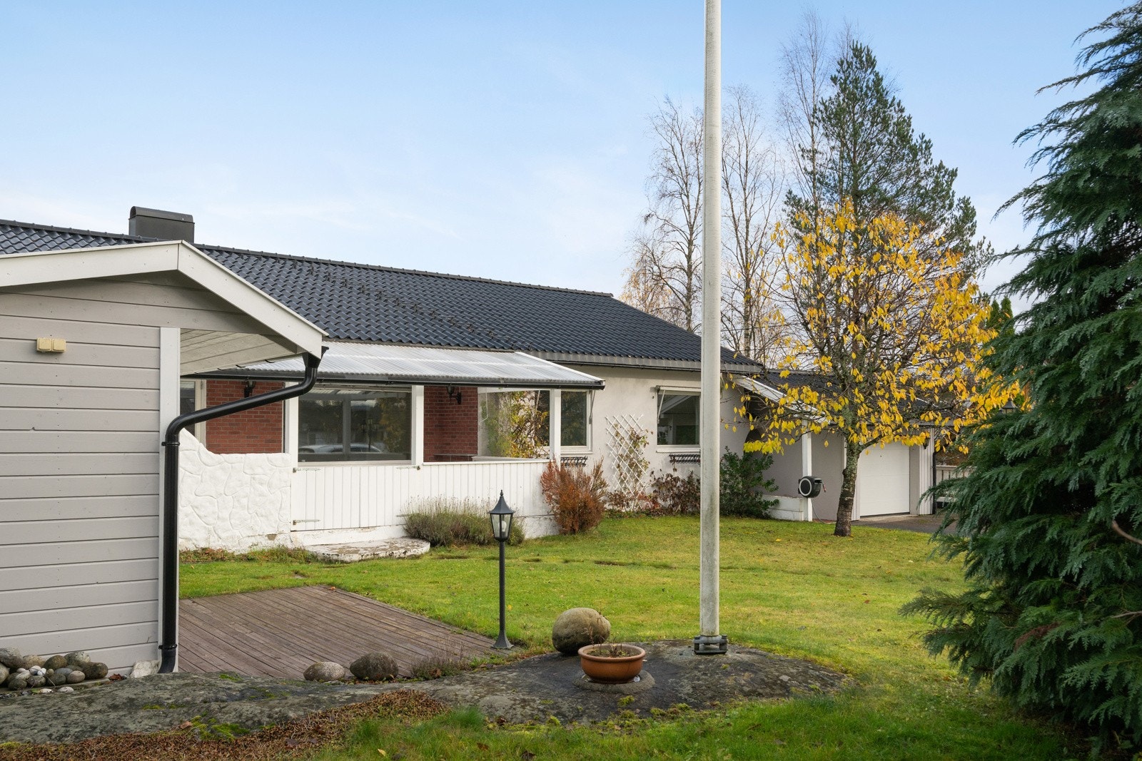 Tomten er opparbeidet med usjenert hage, og asfaltert gårdsplass med parkeringsmuligheter i garasje. Galleribilde