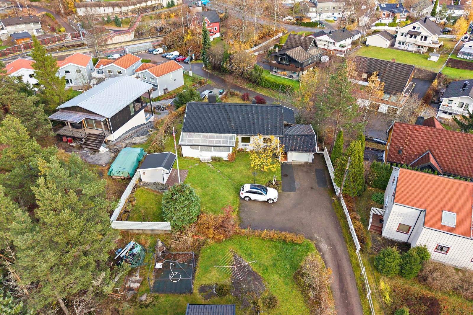 Eiendommen på 787 m² består av enebolig over to plan, terrasse og usjenert hage, to uteboder, og asfaltert gårdsplass med garasje. Galleribilde