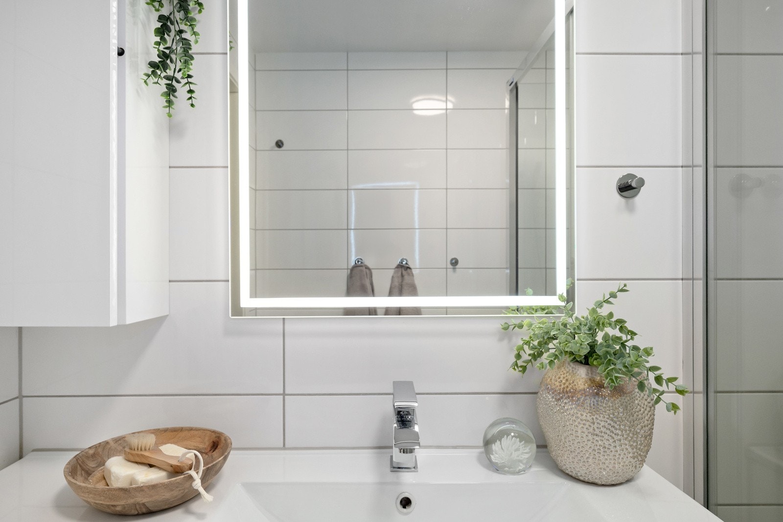 Badet har tidløst preg og god lagringsplass i skap. Galleribilde