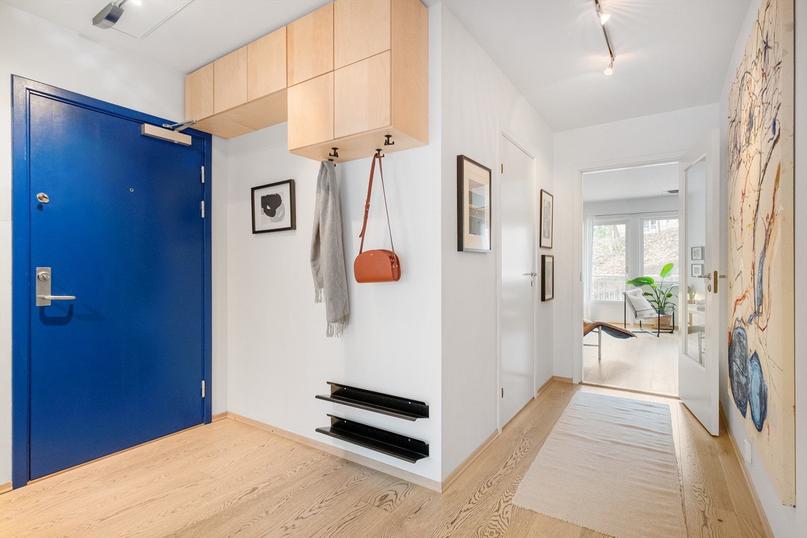 Lys og innbydende entré som gir et godt førsteinntrykk av leiligheten. Her er det god plass til å henge fra seg yttertøy, og sette fra seg sko. Galleribilde
