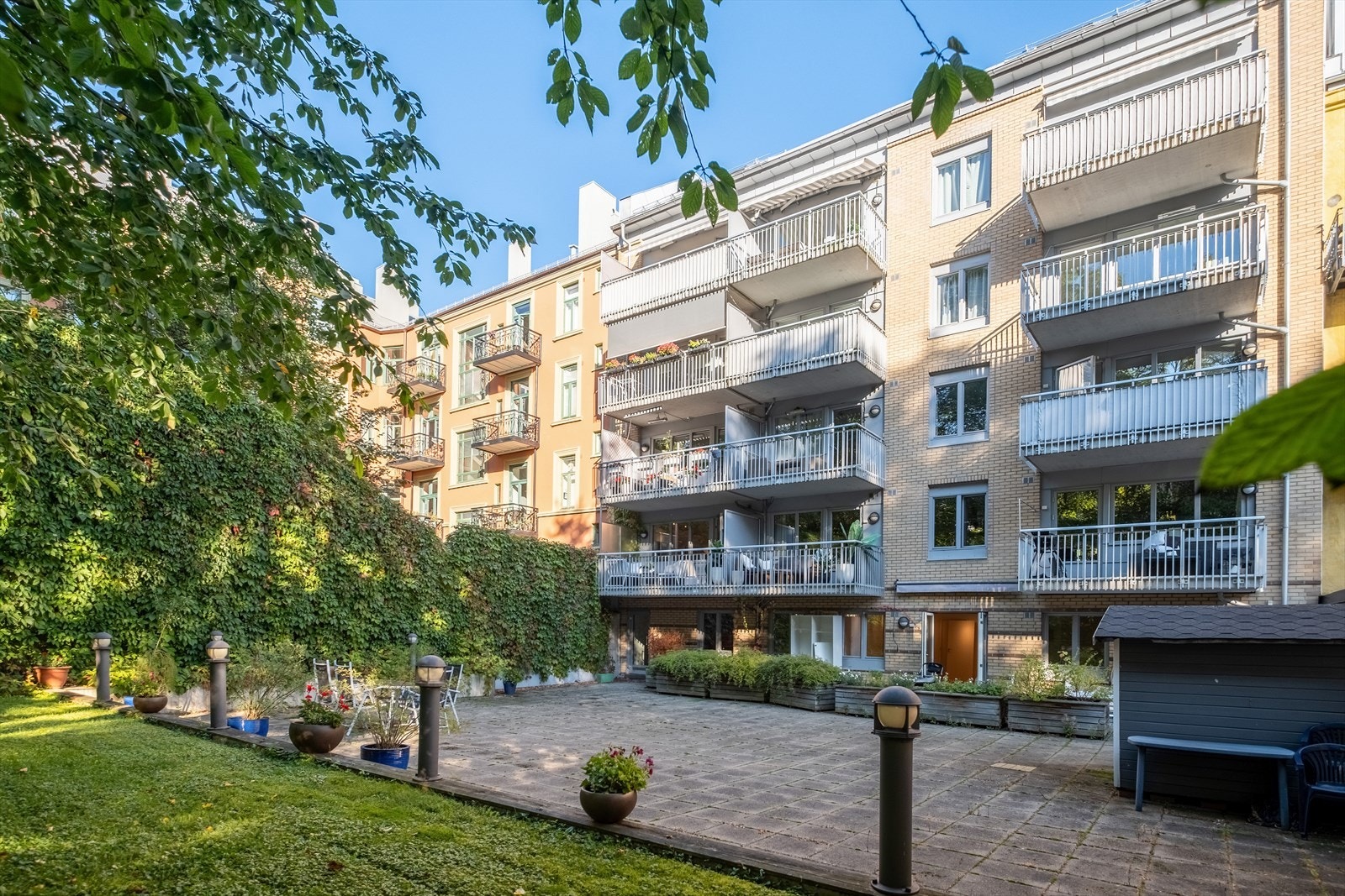 Bakgård. Galleribilde