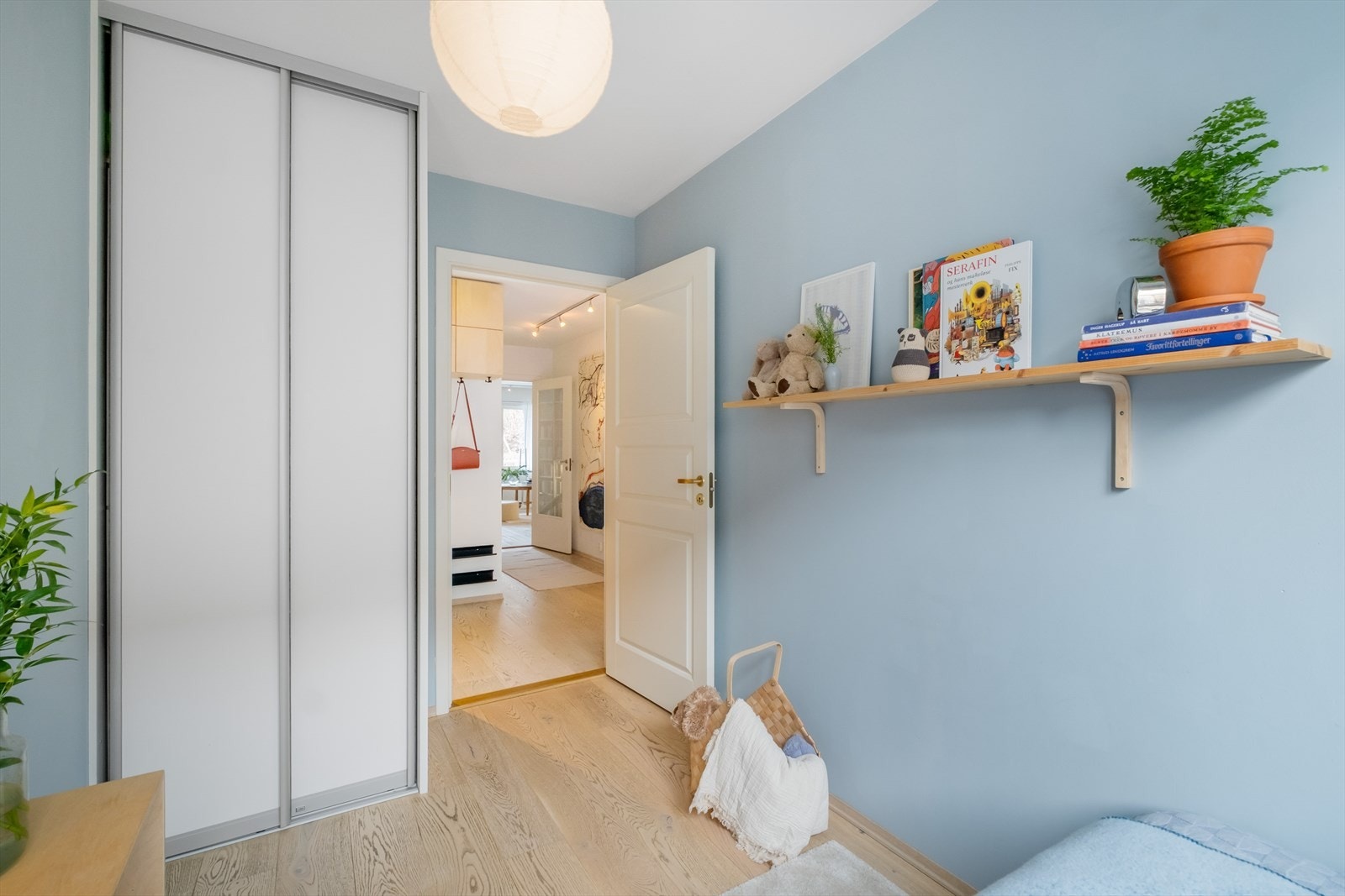 Også her finner du en praktisk garderobeløsning med skyvedører integrert i hjørnet. Galleribilde