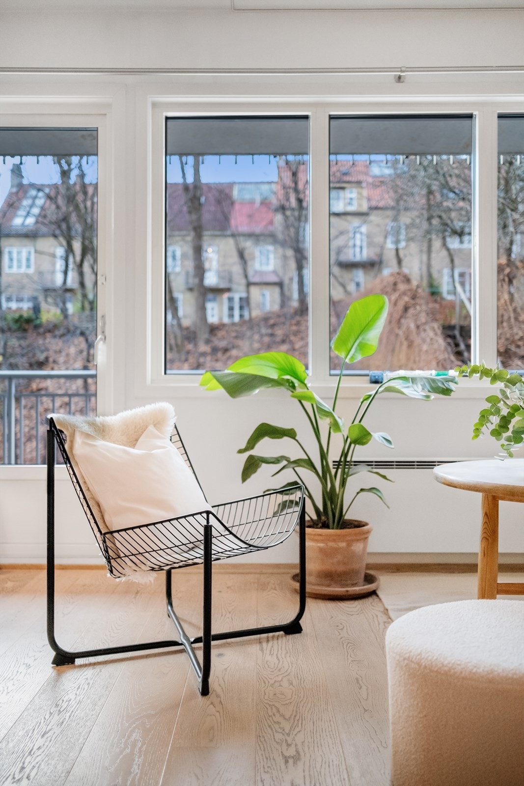 Store vindusflater og en gjennomgående planløsning gir rikelig lysinnslipp og en luftig romfølelse. Galleribilde