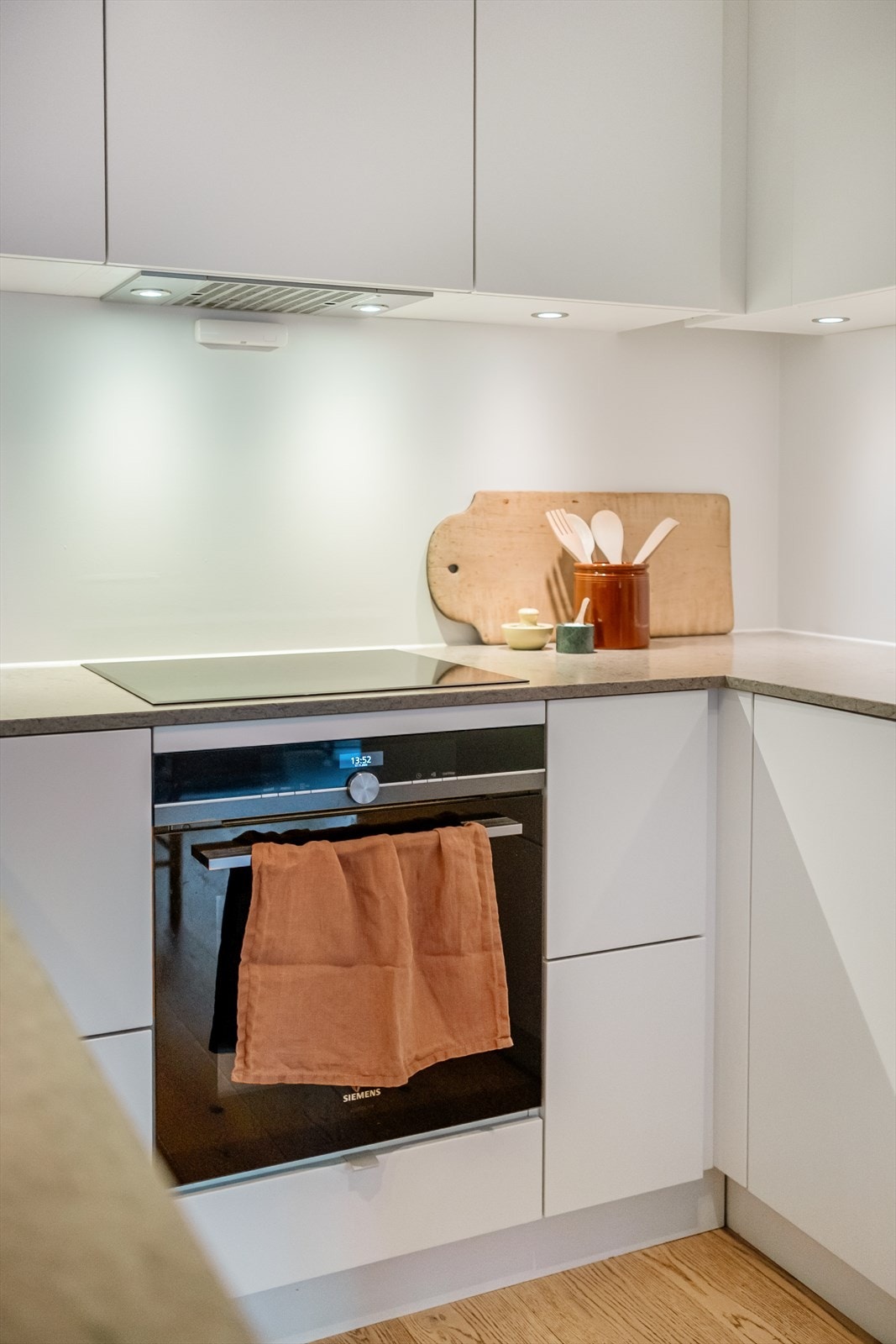 Kjøkkenet er godt utstyrt med integrert induksjonstopp, stekeovn, oppvaskmaskin, komfyrvakt og kjøl/fryseskap. Galleribilde