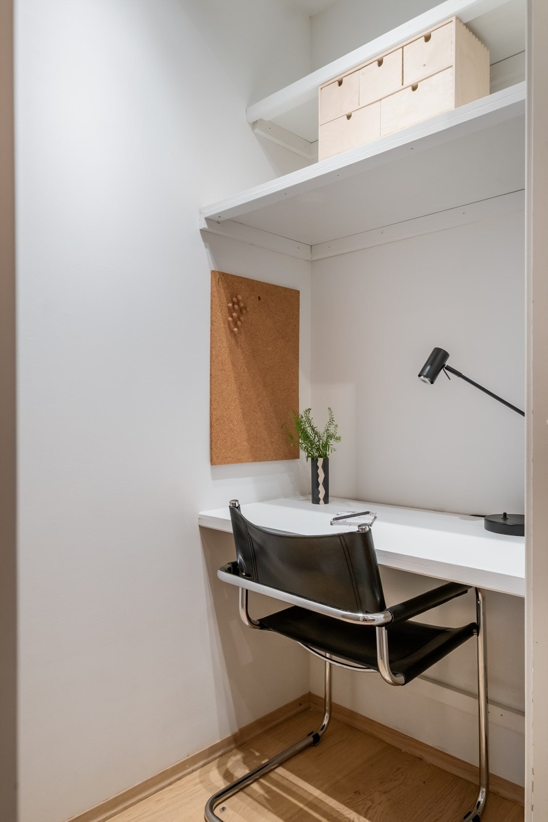 Praktisk innvendig bod, som også fungerer som lite kontor. Galleribilde