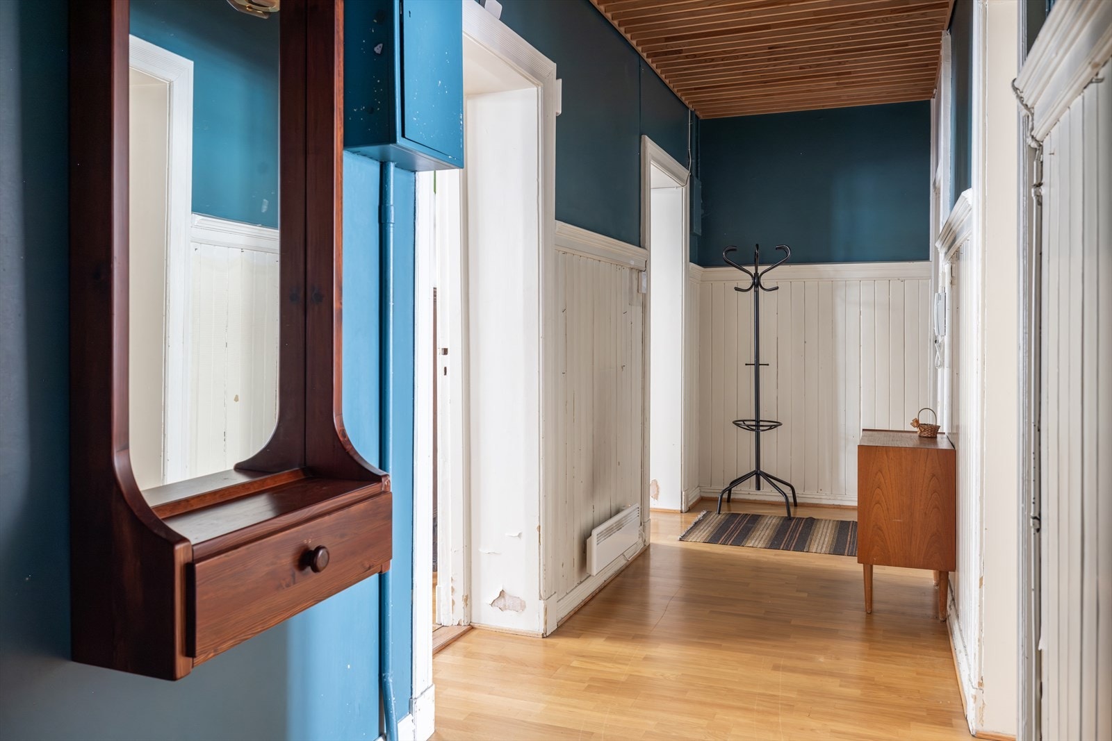 Entré/gang med god plass til yttertøy og oppbevaring. Galleribilde