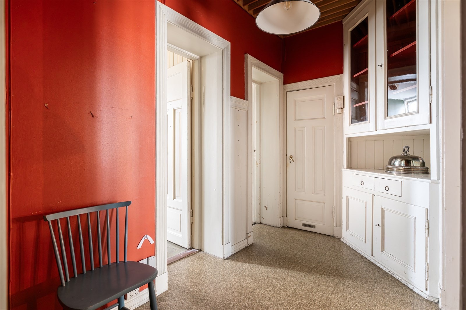 Anretning med originalt hjørneskap. Galleribilde