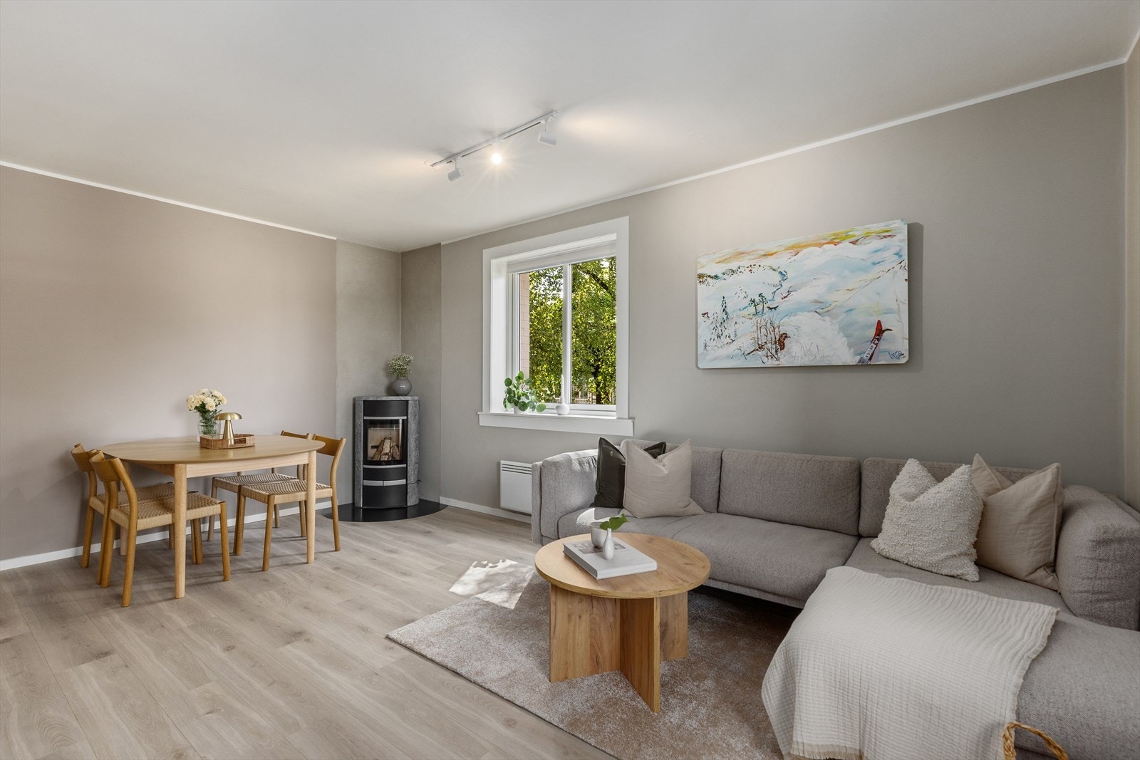 Stuen er hjemmets naturlige samlingspunkt, med store vindusflater som slipper inn rikelig med lys og fremhever rommets luftighet Galleribilde