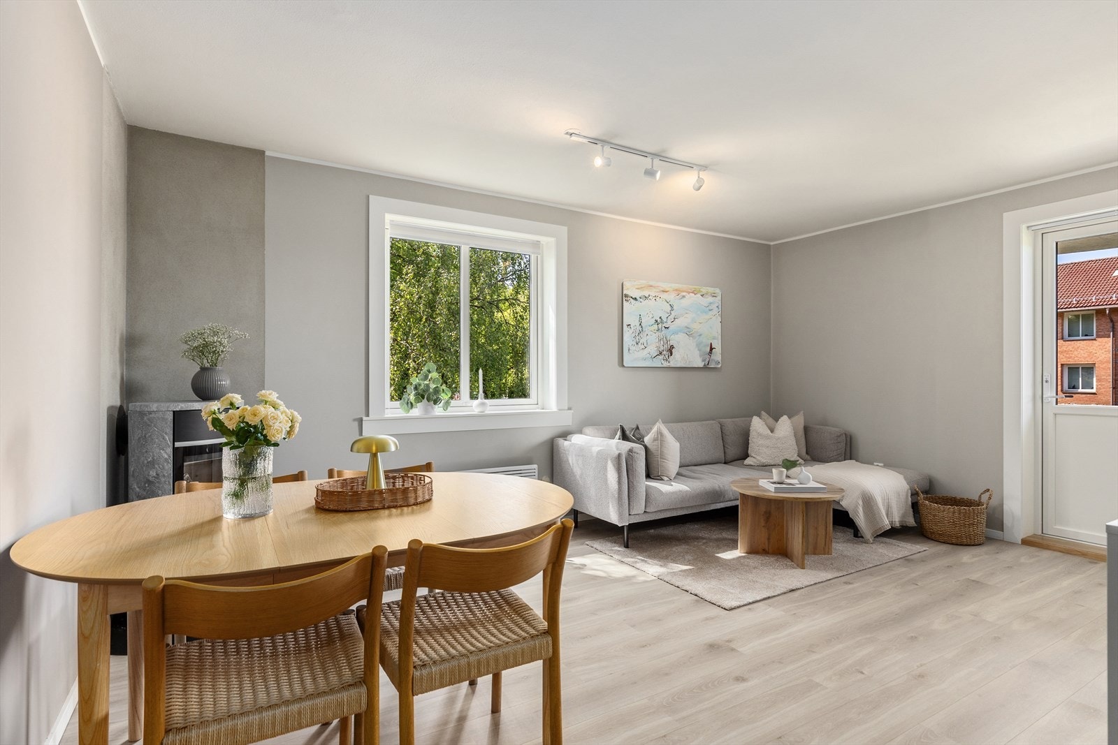 Dette er en pent oppusset og gjennomgående endeleilighet med fantastisk beliggenhet med nærhet til både marka og byen Galleribilde