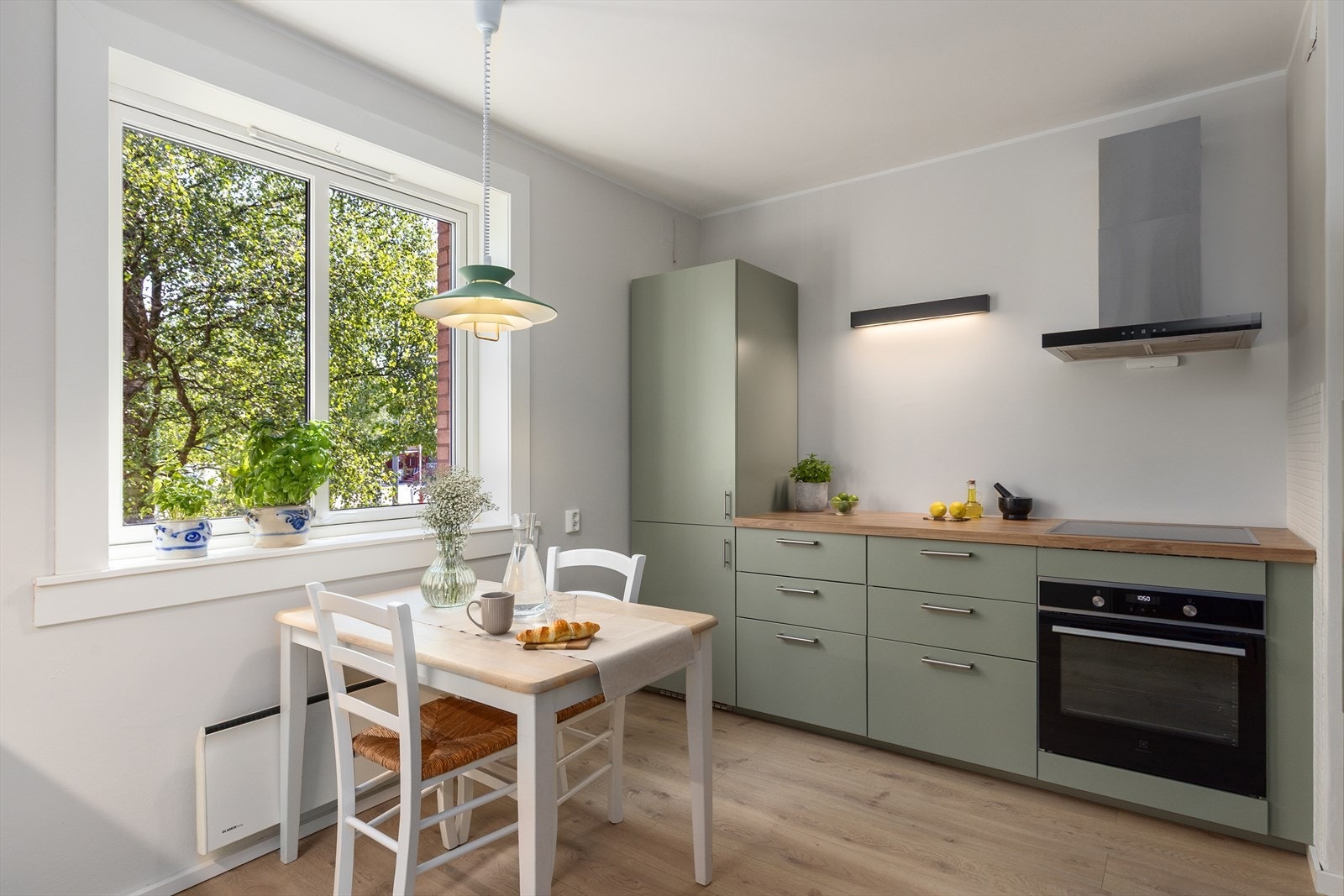 Stort og lekkert separat kjøkken med rikelig med benkeplass og rom for spisebord Galleribilde