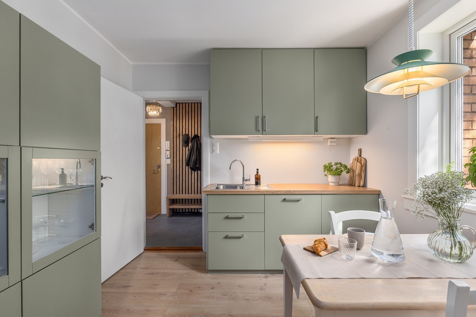 Det er godt med skapplass på kjøkkenet Galleribilde