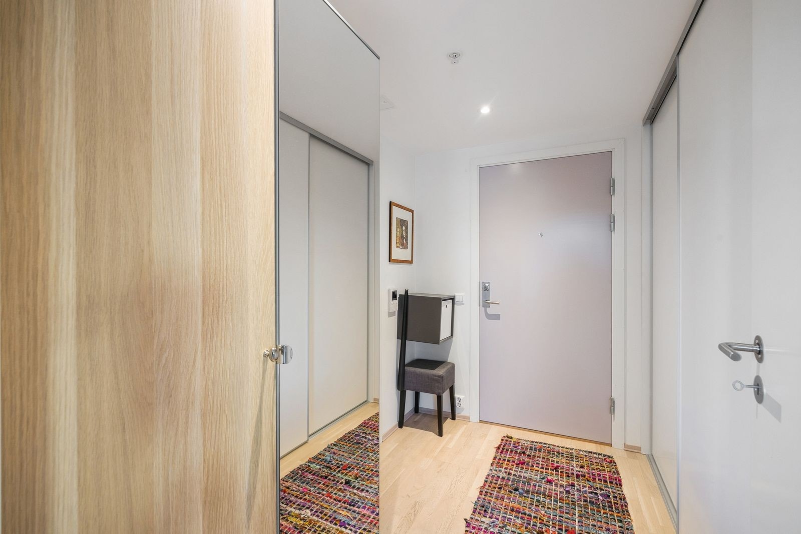 Velkommen inn! Entre med plass til oppheng av klær og sko i skyvedørsgarderobe Galleribilde