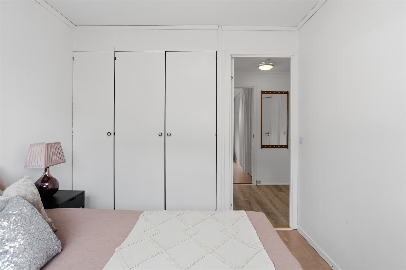 Her har du god plass til klær og oppbevaring. Galleribilde