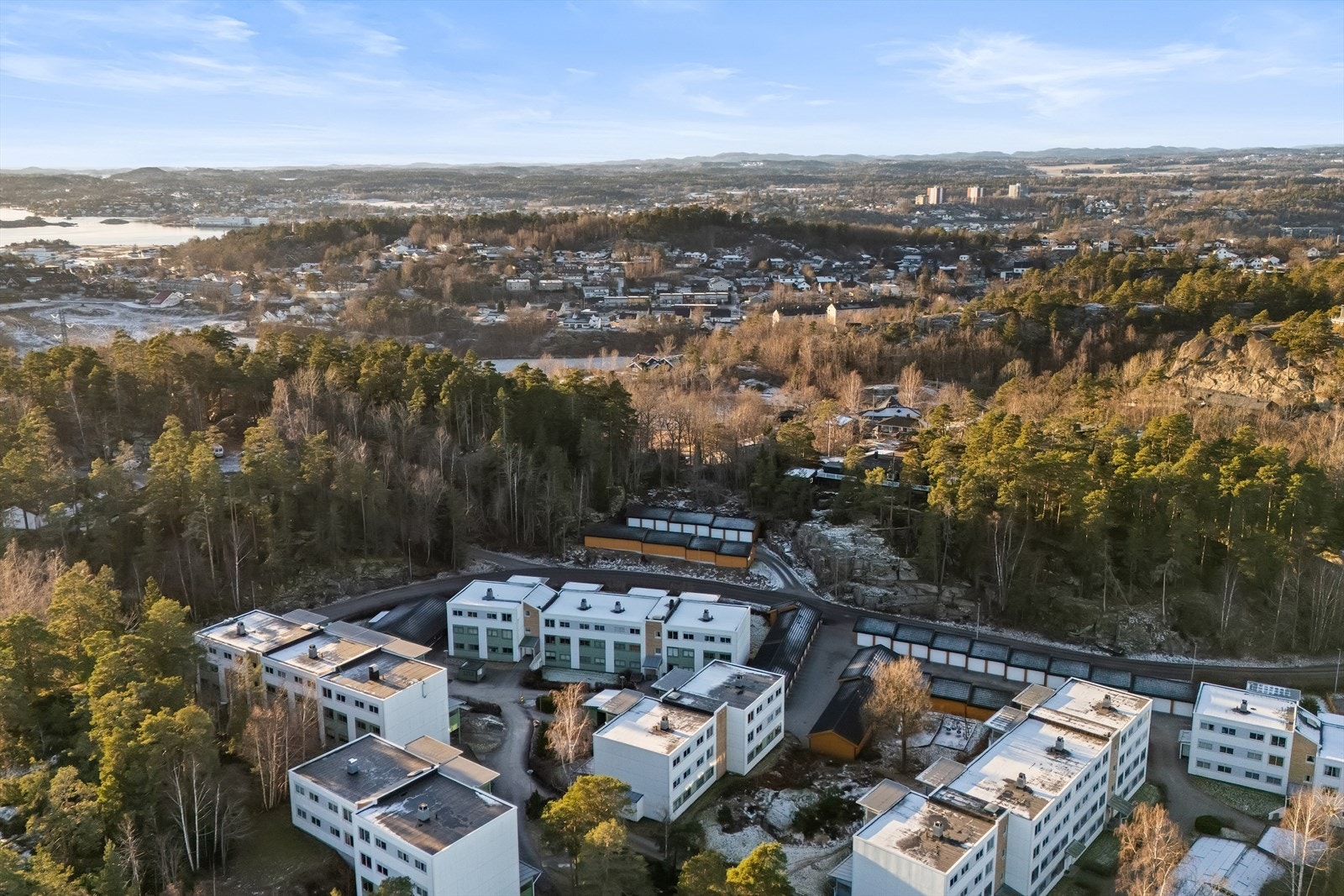 Leiligheten ligger i lav blokk med god intern beliggenhet. Galleribilde