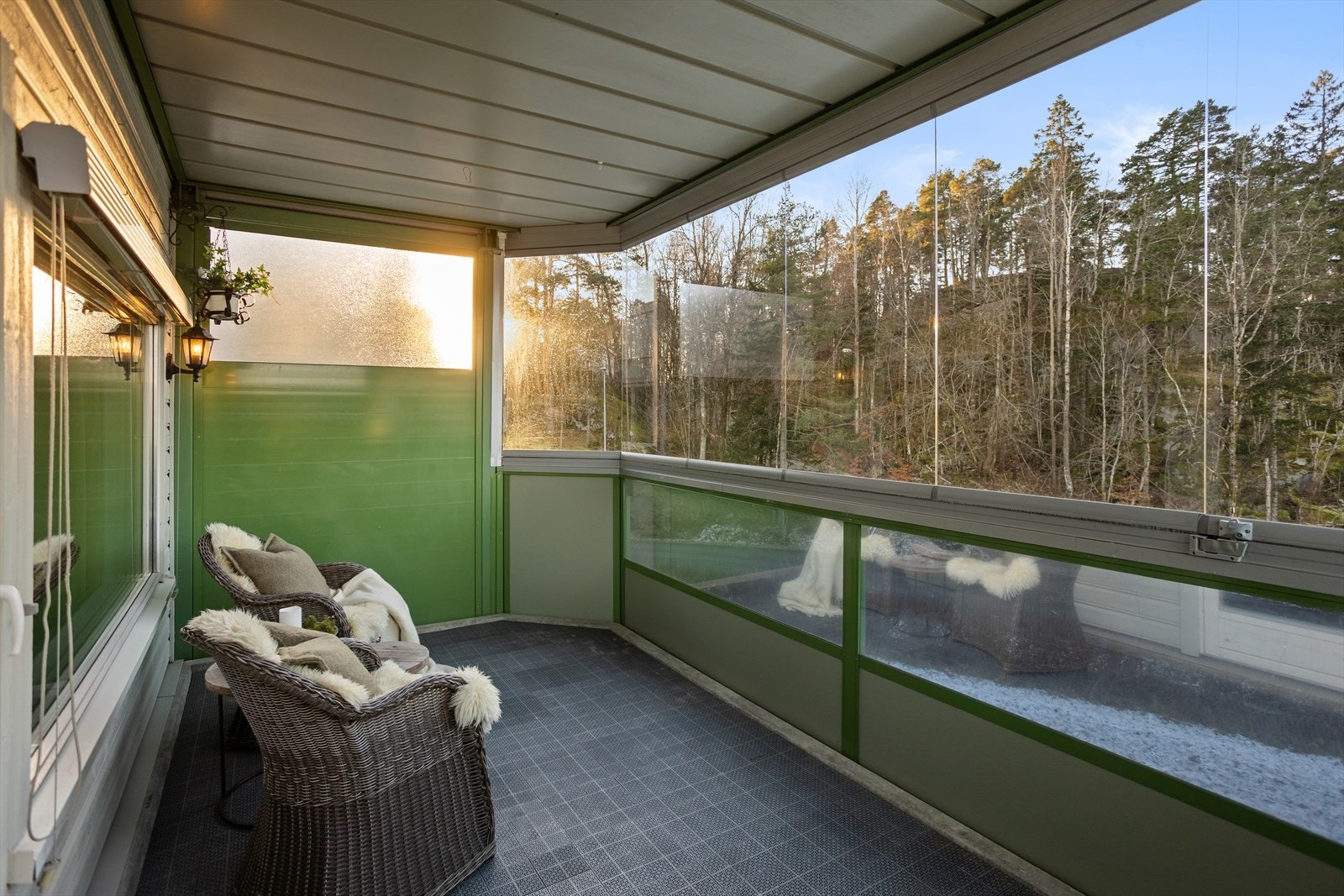 Innglasset balkong på ca. 13 kvm. Her har du god plass til sittegruppe. Galleribilde