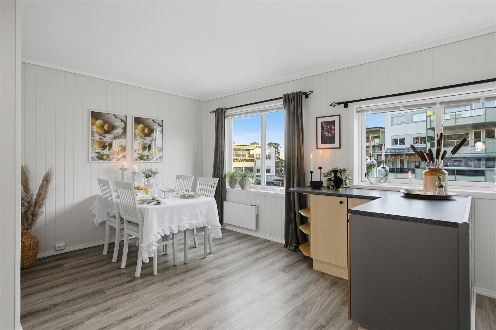 Det er god plass til spisebord på kjøkkenet. De to store vinduene sørger for naturlig arbeidslys. Galleribilde