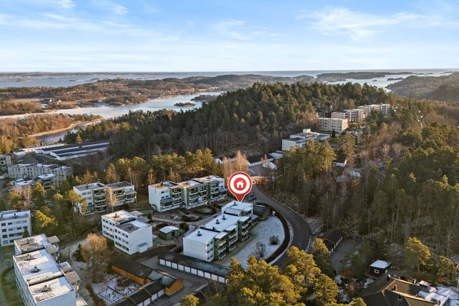 Fra leiligheten er det kort vei til både sjø og sentrum, med gode bussforbindelser som går direkte til sentrum. Galleribilde