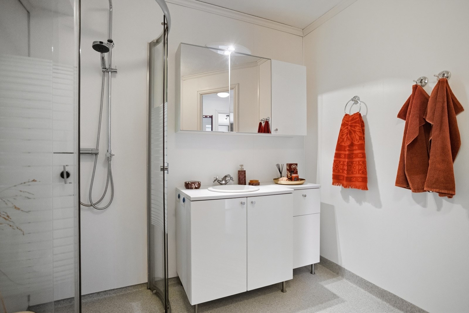 Det er vinylbelegg på gulv og har panelovn som varmekilde. Galleribilde