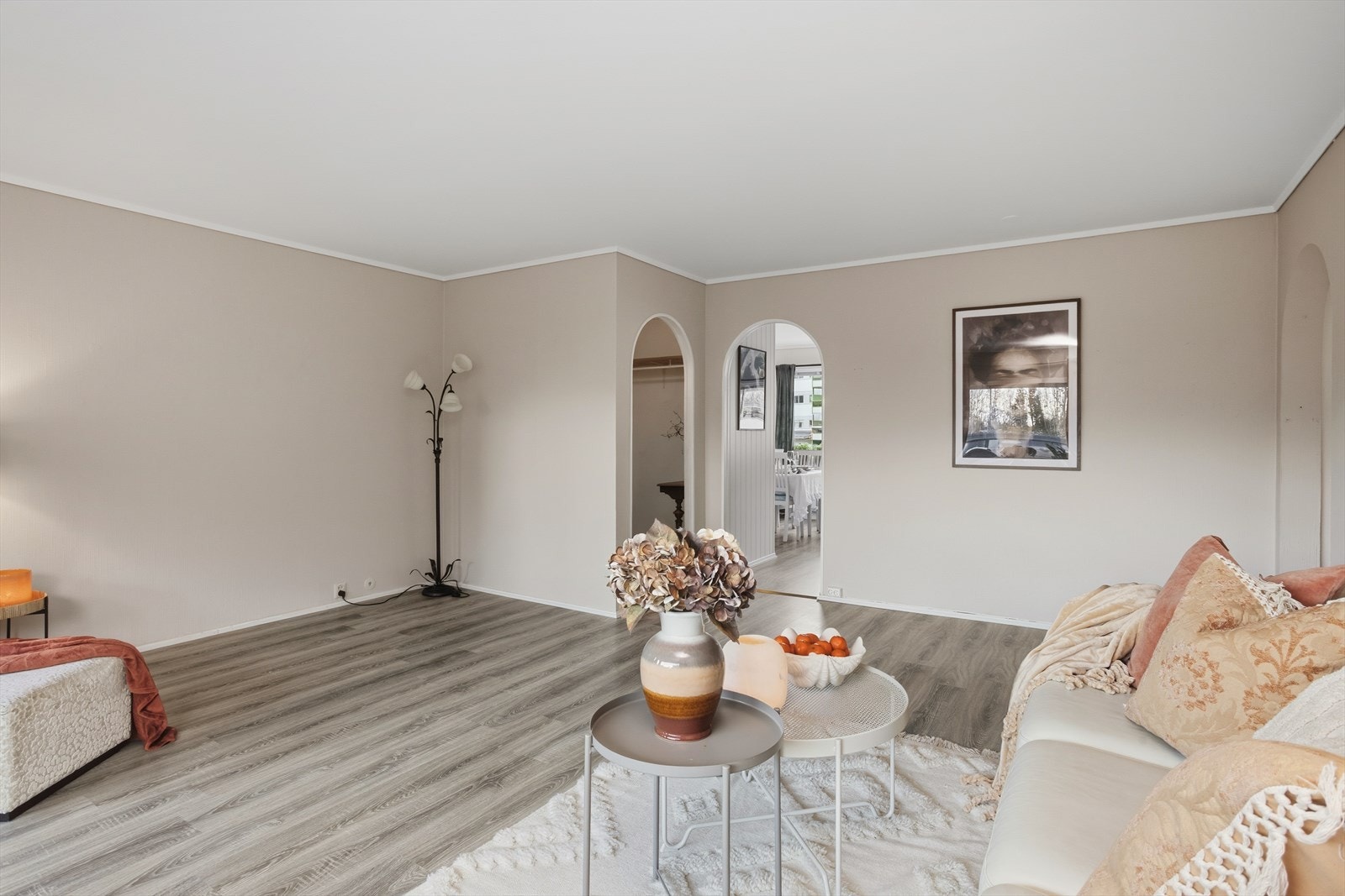 Her har du god plass til sofa, stuebord og tv-møblement. Galleribilde