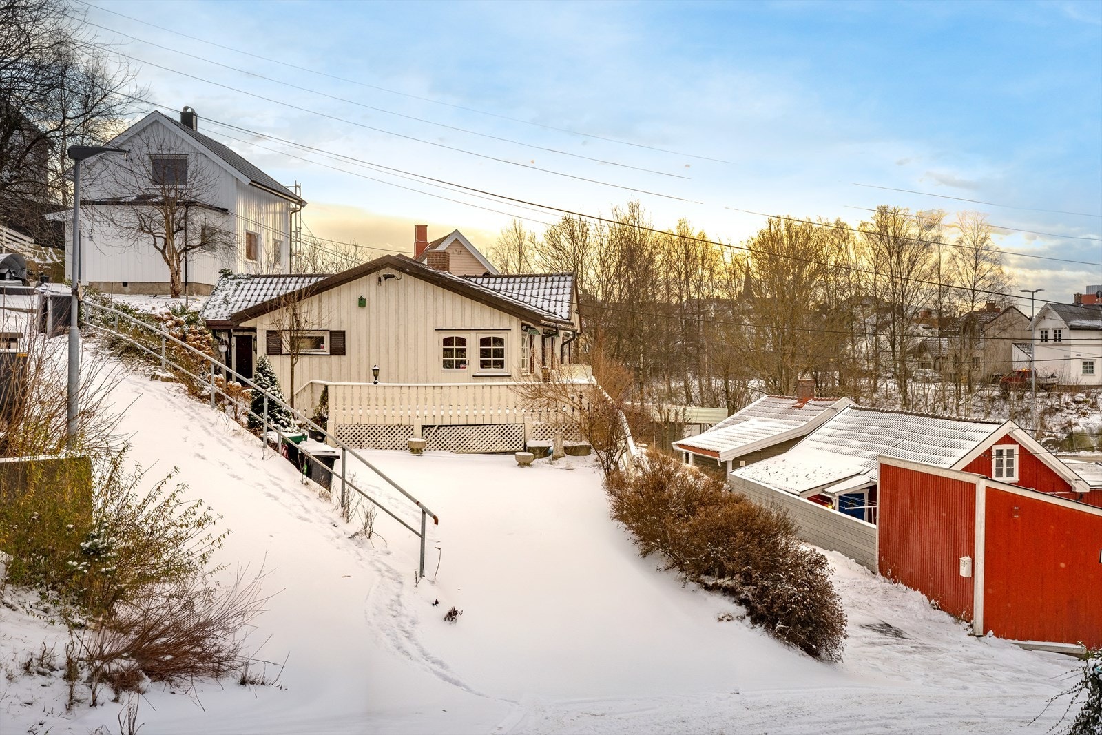 Tilbygninger fra 1955 og slutten av 1980-tallet. Utvendig kledning og konstruksjoner bærer preg av alder, og det må påregnes vedlikehold og oppgraderinger. Galleribilde