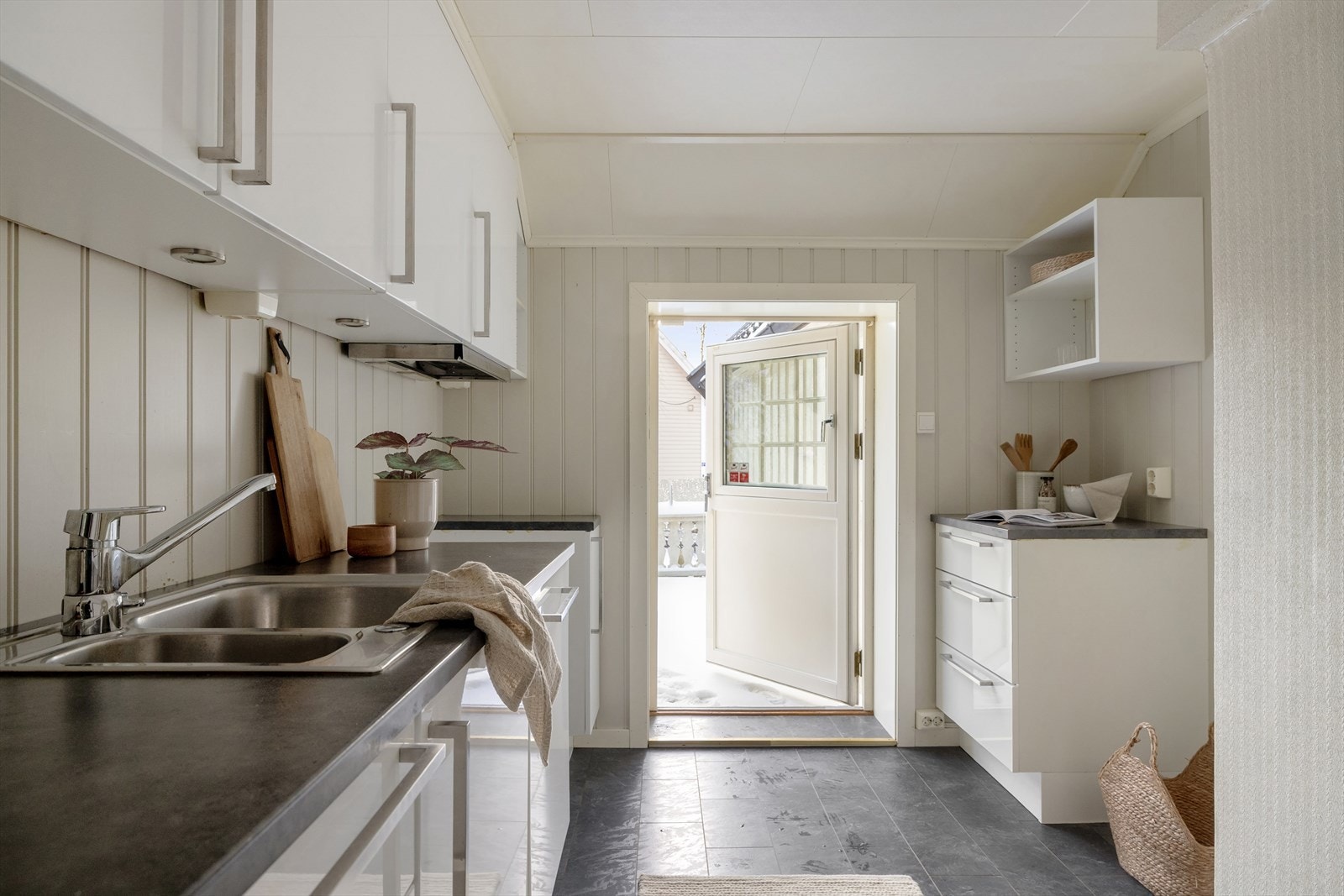 Kjøkken av nyere dato med funksjonell innredning. Normal bruksslitasje, integrert oppvaskmaskin og ventilator med avtrekk ut. Oppvaskmaskin er opplyst å være defekt og må påregnes skiftet. Galleribilde