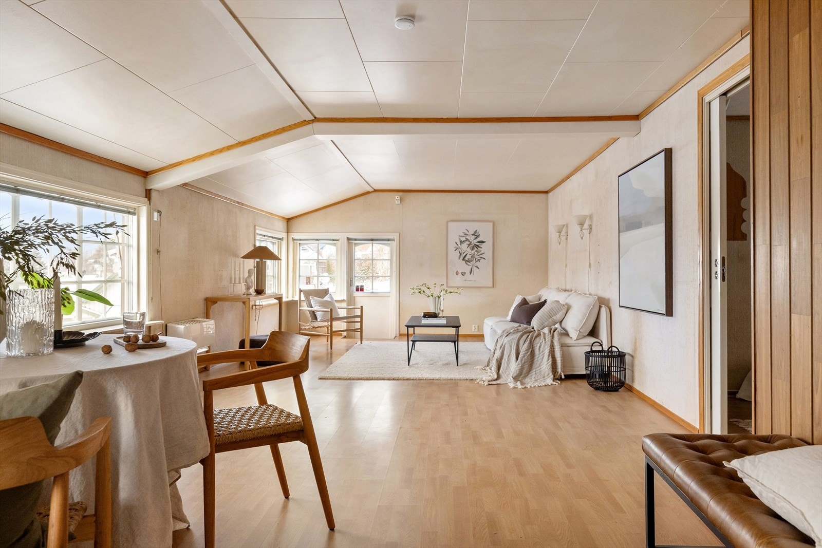 Stuen er romslig i forhold til boligens størrelse og har en enkel planløsning som gir fleksible møbleringsmuligheter. Rommets utforming gjør det godt egnet for modernisering etter egne behov. Galleribilde