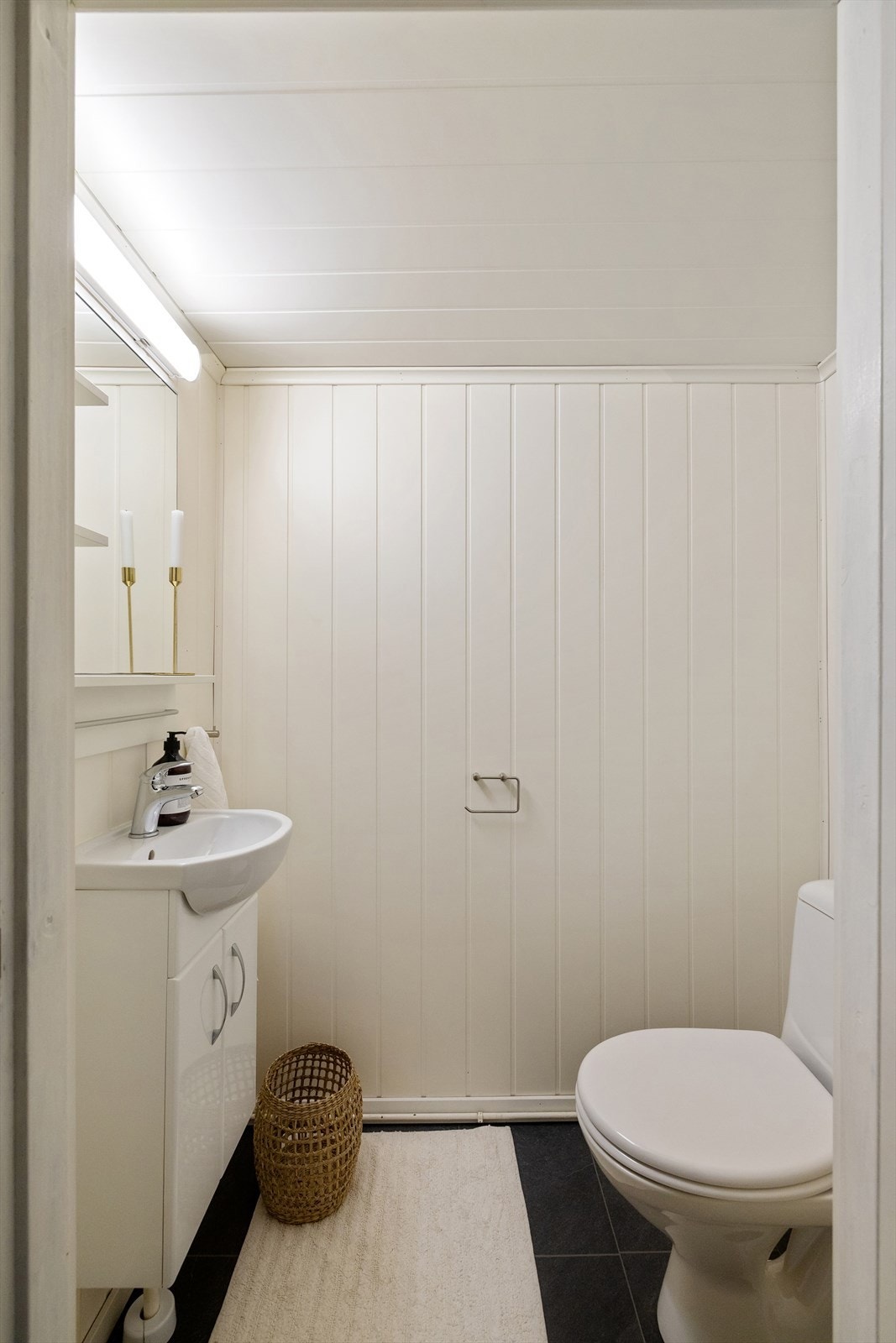 Separat wc-rom av nyere dato, utstyrt med gulvmontert toalett og servant. Praktisk løsning adskilt fra badet. Galleribilde