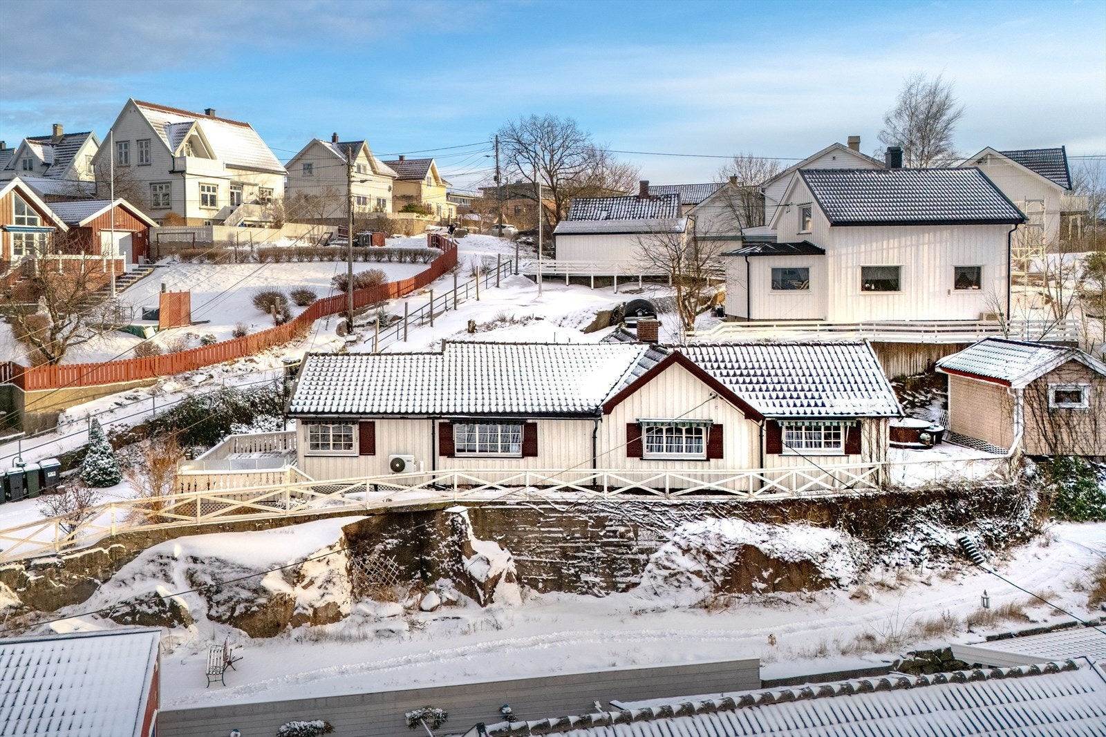 Enebolig i Stenbruddveien, beliggende i foten av Grønlifjellet. Tilbaketrukket plassering i etablert boligområde, med egen gårdsplass og uteplasser. Sentrumsnært med kort vei til skole, kollektivtransport og servicetilbud. Foto: Eivind Lauritzen Galleribilde