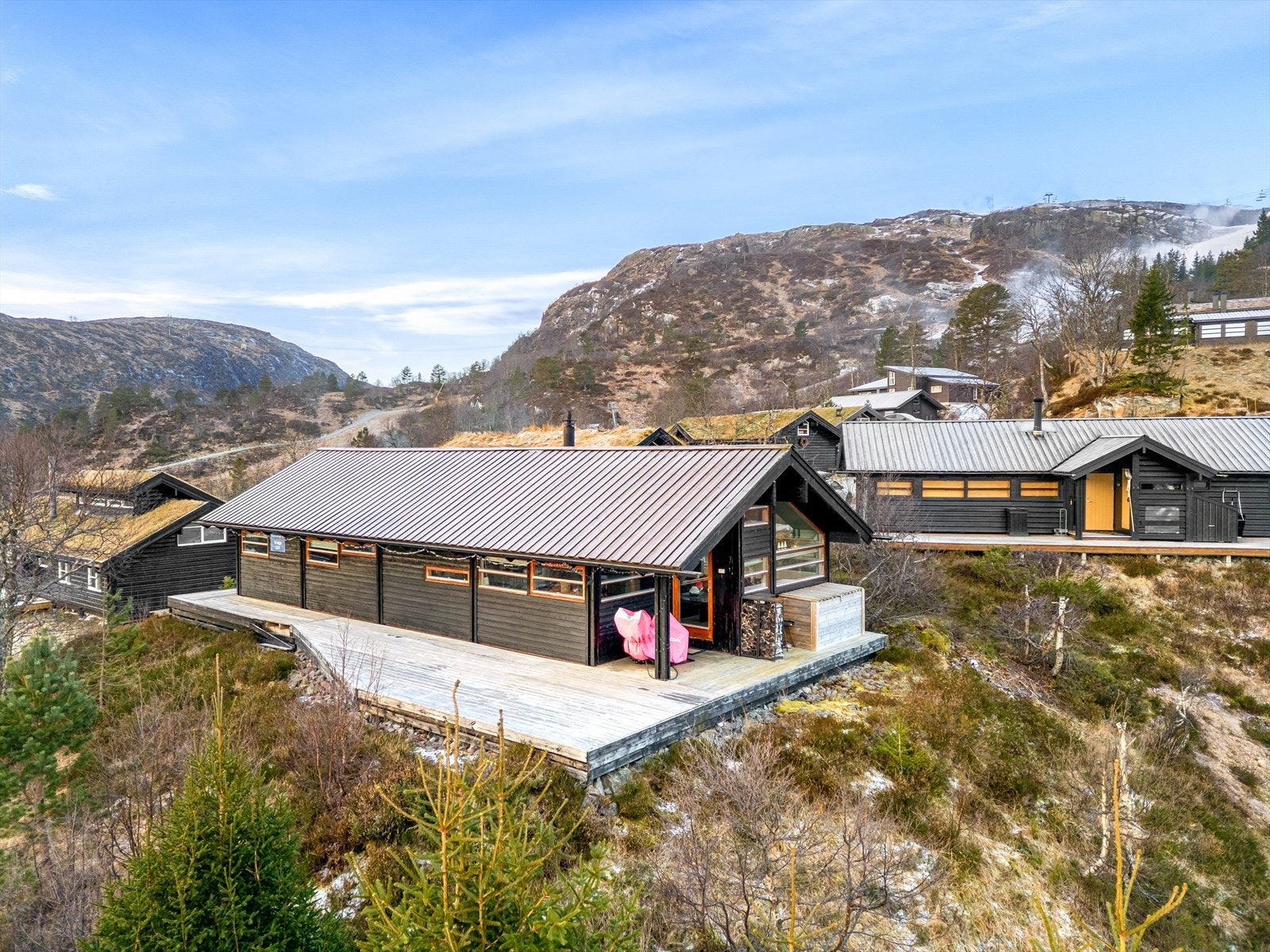 Fin plassering på Tjørhomfjellet med kort vei til både stolheisen og Huldreheimen Galleribilde