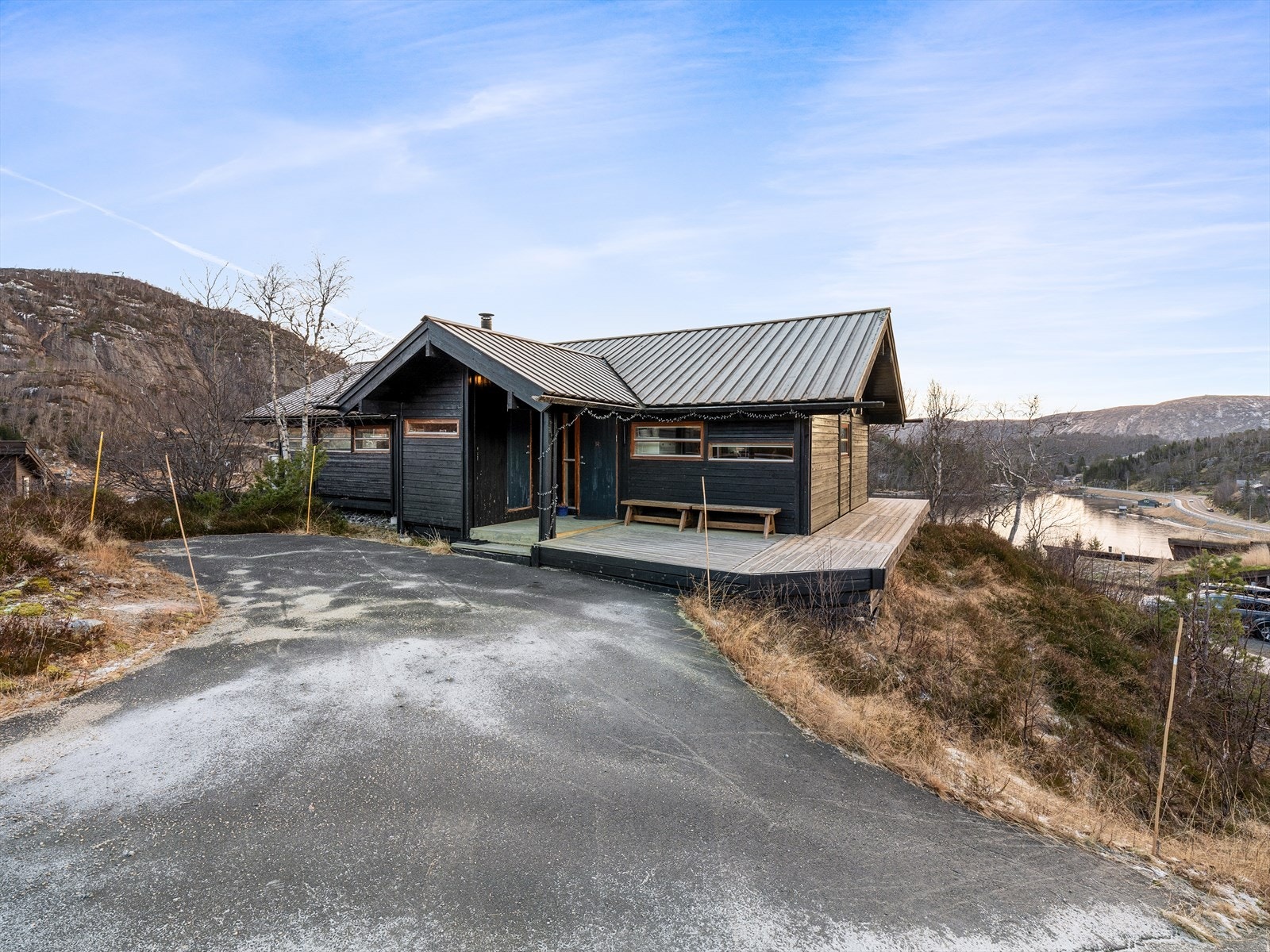 Bilvei helt fram og parkering rett utenfor inngangsdøra Galleribilde