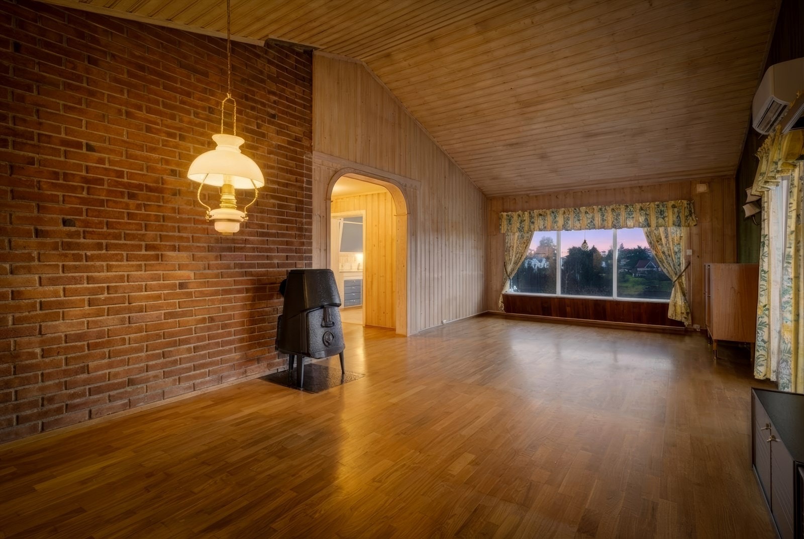 Store vindusflater mot syd og vest tilfører godt med dagslys samtidig som man kan nyte fin utsikt mot Nordre Falkum og Falkumelva. Galleribilde