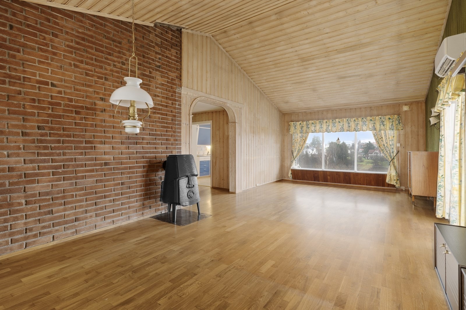 Boligens stue har meget god takhøyde som gir rommet en luftig følelse. Galleribilde