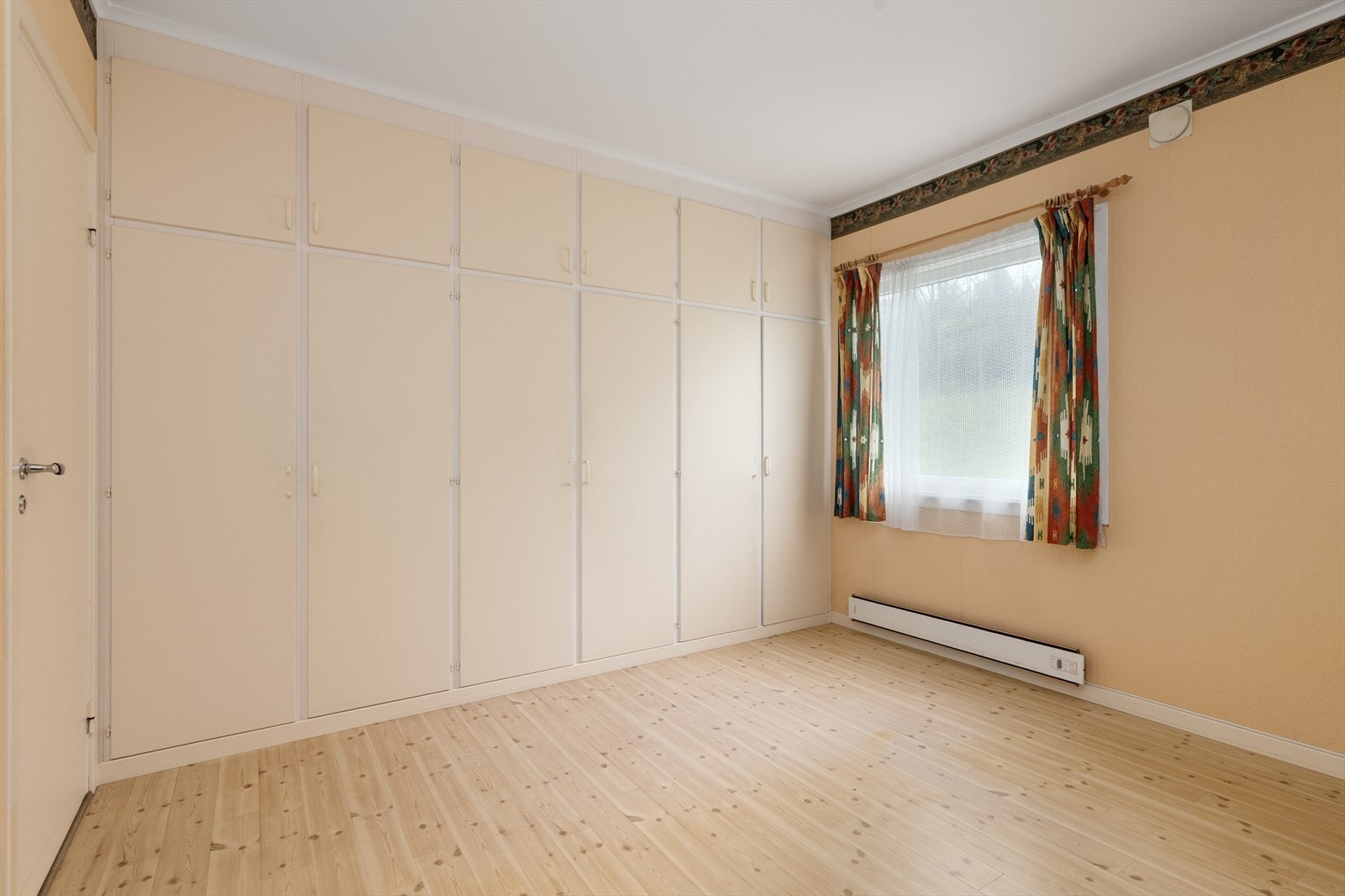 Hovedsoverommet har meget godt med lagringsplass i innebygget garderobeskap. Galleribilde