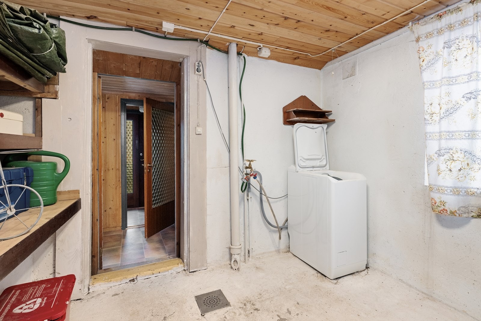 Vaskerommet ligger i tilknytning til boligens inngangsparti, med betong på gulvet og murverk på vegger. I tillegg til oppbevaringsplass i bod og krypkjeller er det også hylleplass på vaskerommet. Galleribilde