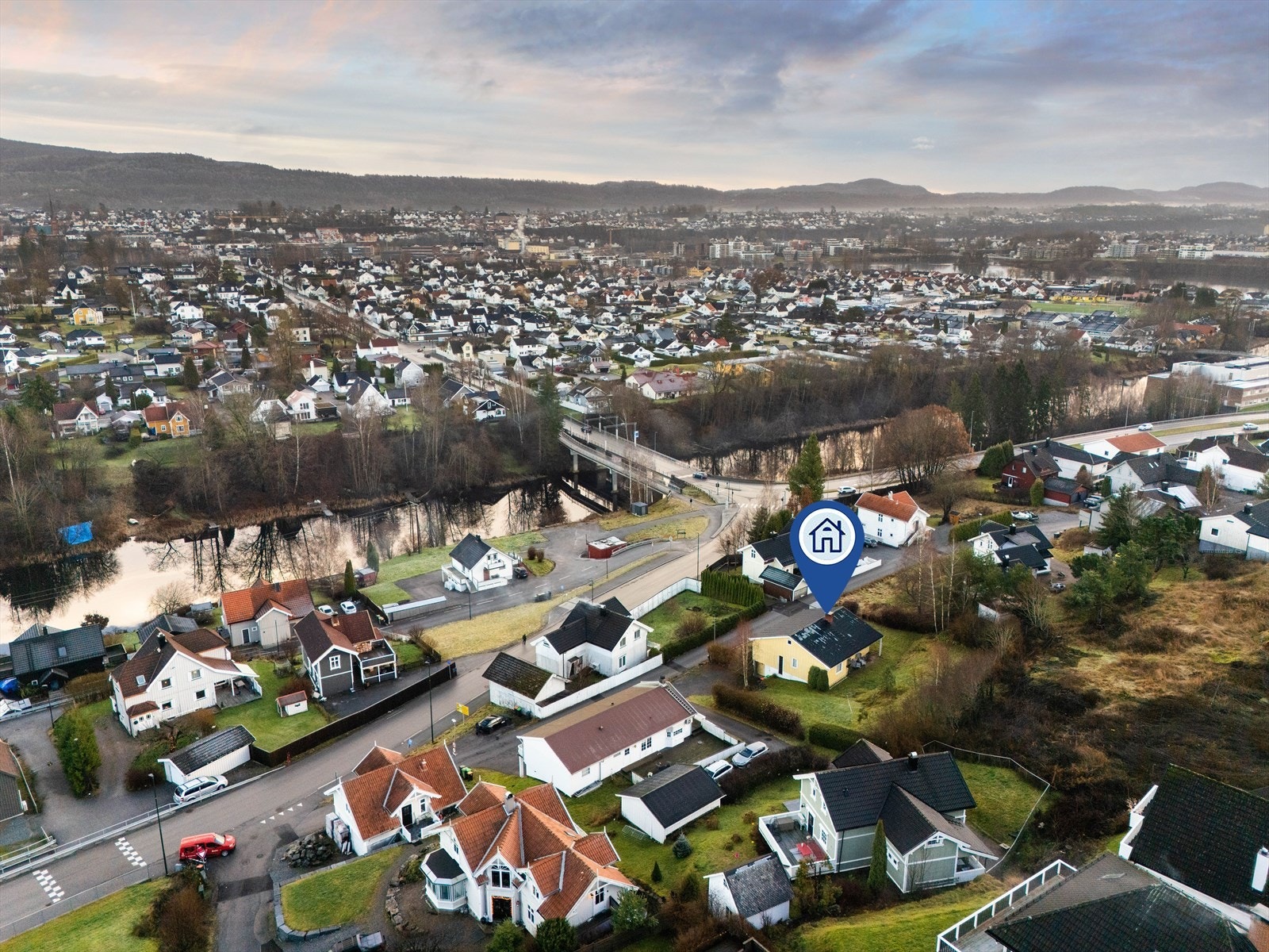 Augonsplassen 7 ligger meget sentralt til med de fleste fasiliteter innen kort gangavstand, herunder bl.a. Skiens bysentrum med sitt gode tilbud av kafeer, forretninger og servicetilbud, dagligvareforretninger, parker og friområder. Galleribilde