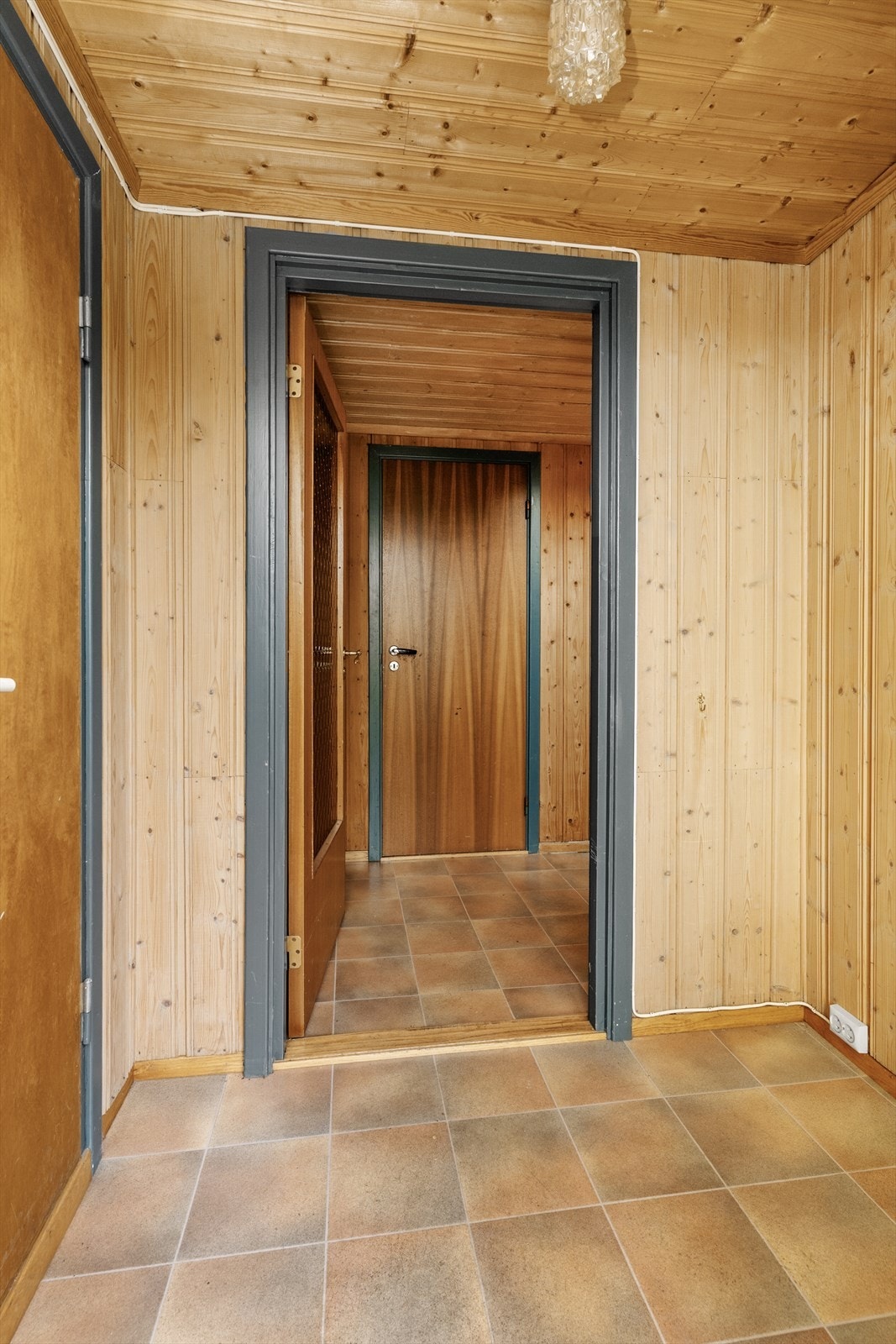 Boligen har romslige gangarealer i sokkeletasjen. Galleribilde