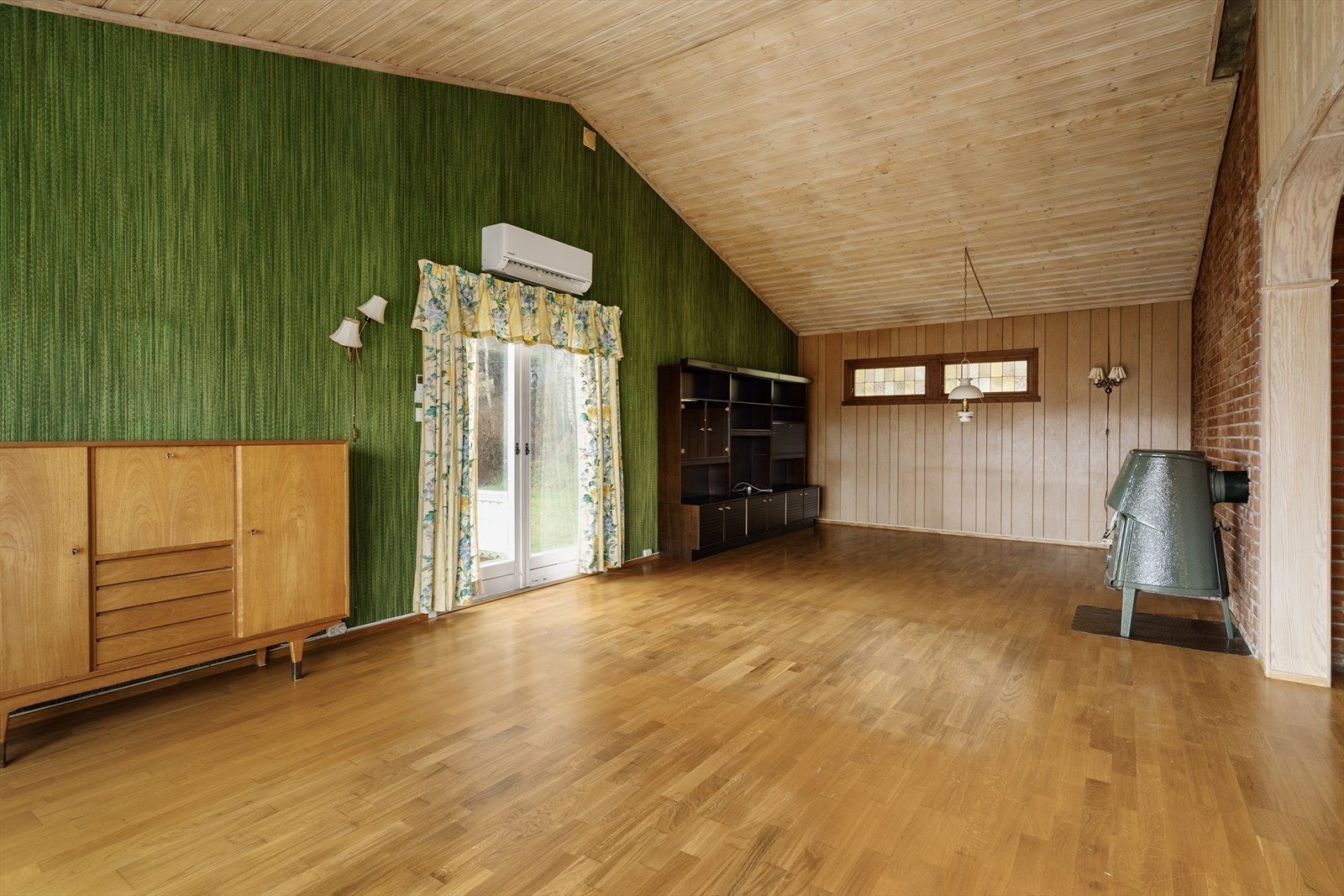 Stua har dobbeltfløyet verandadør ut mot terrasse- og hagen som ligger fint og skjermet til. Galleribilde