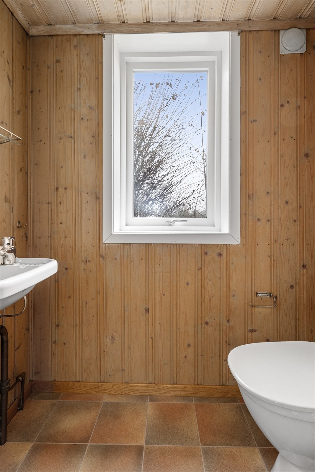 Sokkeletasjen har eget toalettrom, med belegg på gulvet og panel på veggoverflatene. Toalettrommet har gulvmontert toalett og enkel servant. Galleribilde