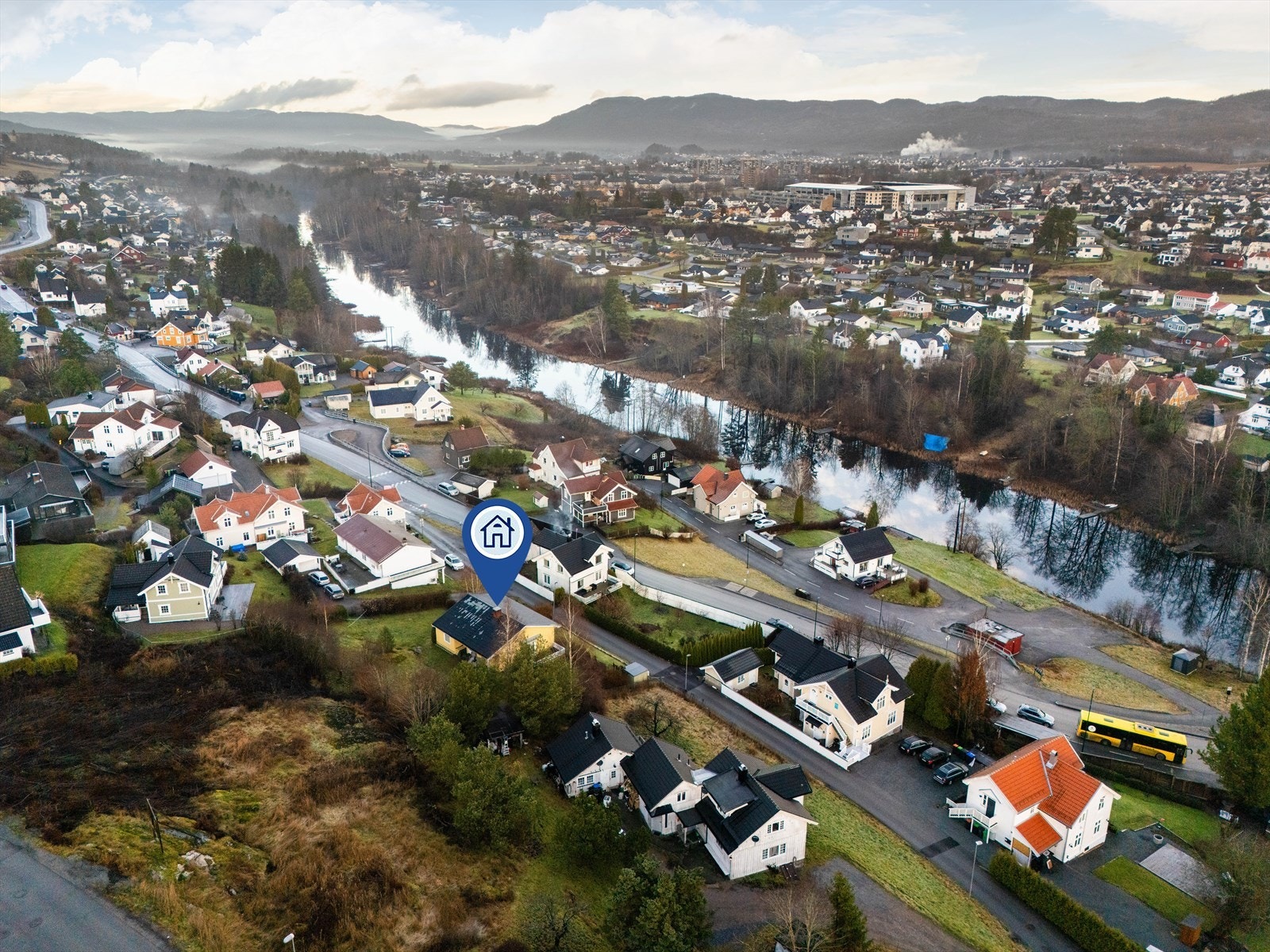 Dagligvarehandelen kan gjøres ved Kiwi på Myren, eller på døgnåpen Joker i Hesselbergsgate som begge ligger i kort gangavstand fra boligen. Området har for øvrig gode bussforbindelser, med bussholdeplass langs Gulsetvegen og Skotfossvegen. Galleribilde